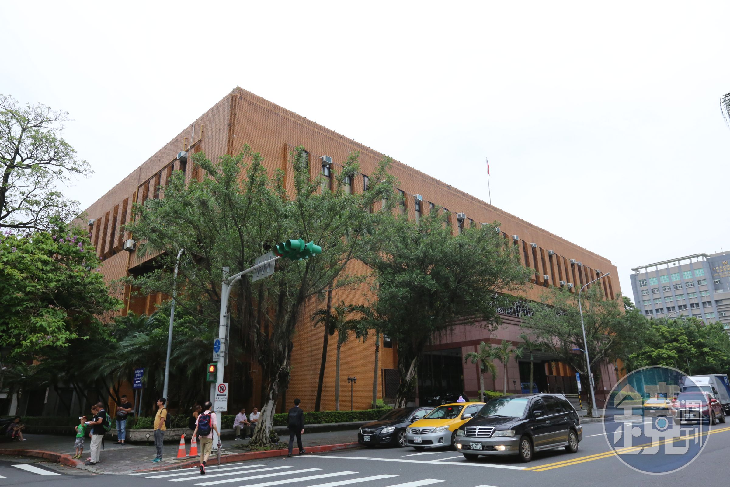 台北地檢署今依違反銀行法一併將3律師起訴。 