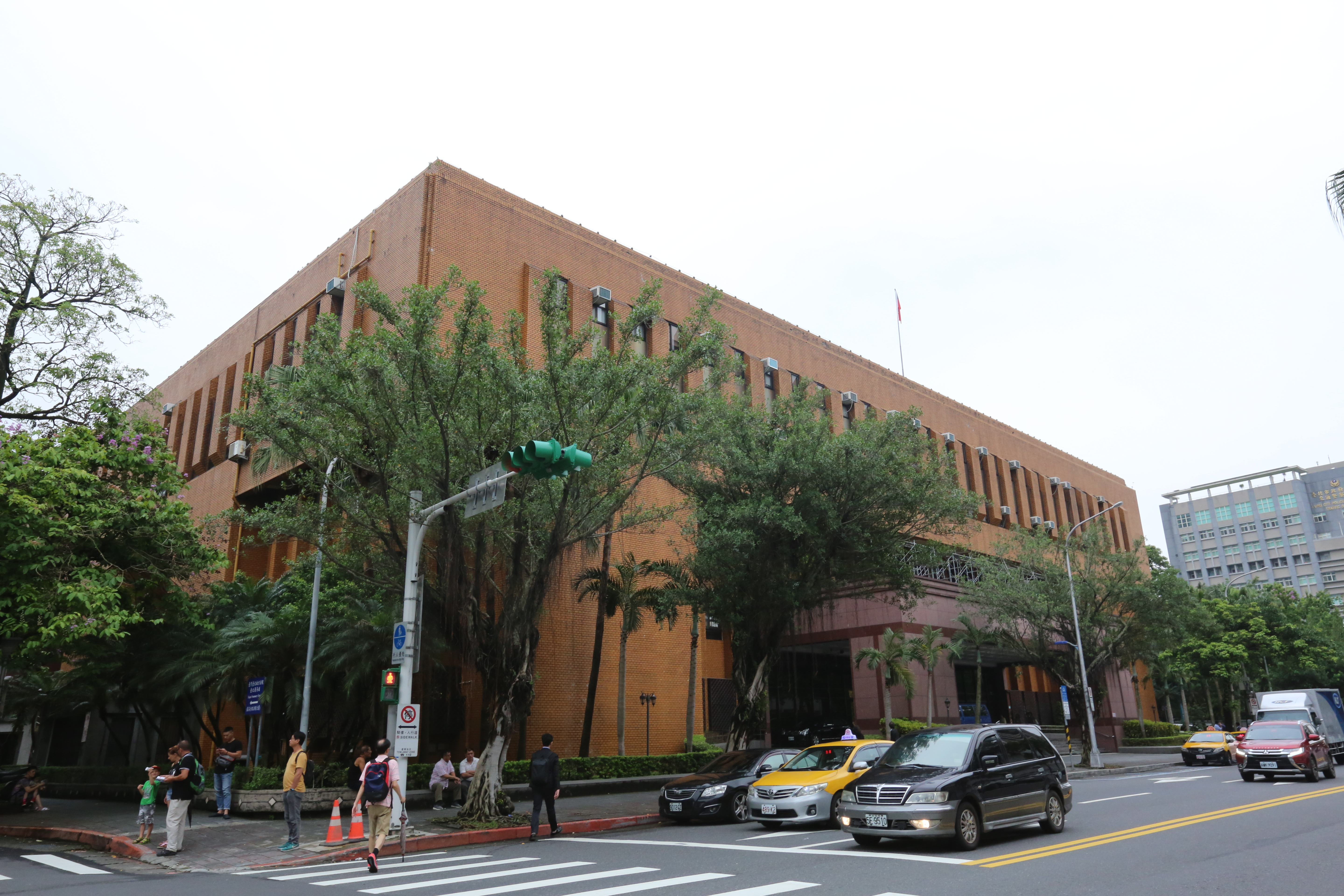 台北地檢署今依違反銀行法一併將3律師起訴。 