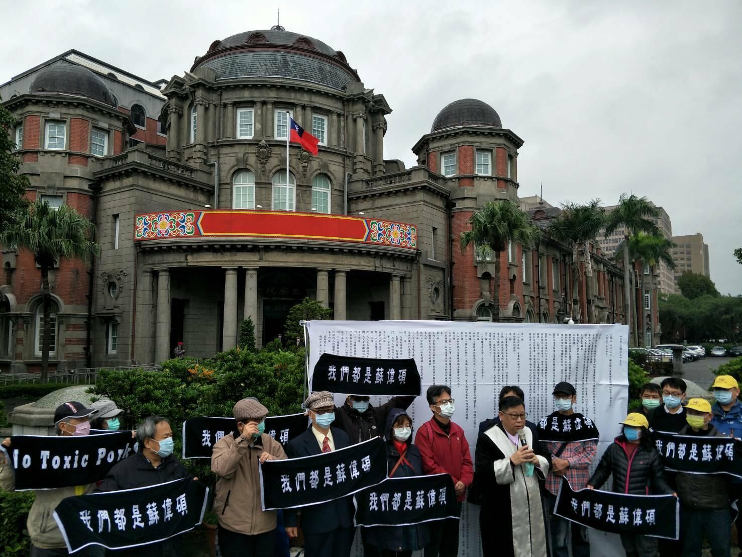 蘇偉碩上午在中華人權協會與民團組成的律師團陪同下赴監察院,向監察院長陳菊聲請人權保護。(中華人權協會提供)