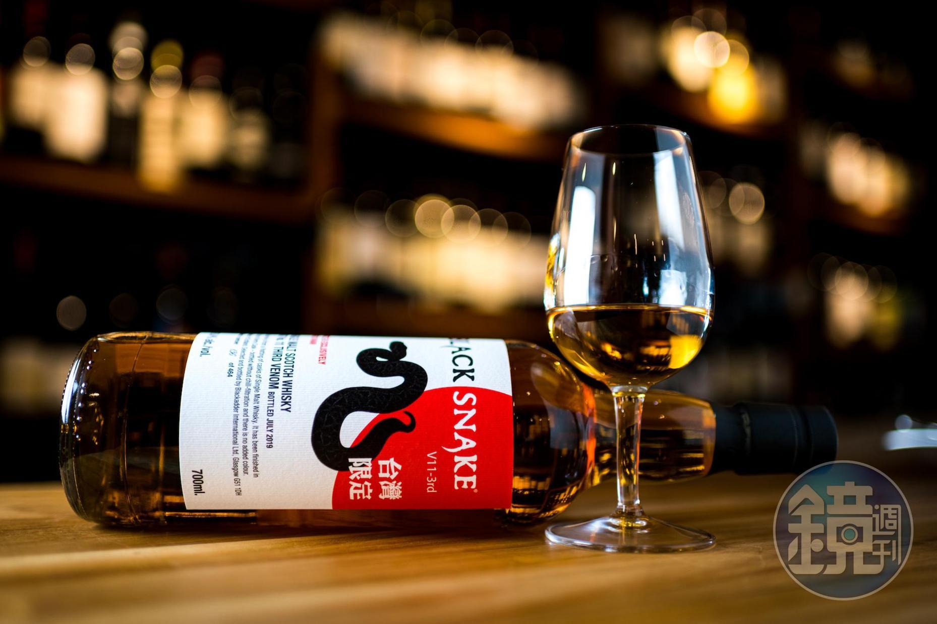 「小黑蛇 VAT11」台灣限定款,在波本桶內熟成 3 年後,換入 Oloroso 雪莉桶內再熟成裝瓶。 (1,950元/瓶,山富貿易代理)
