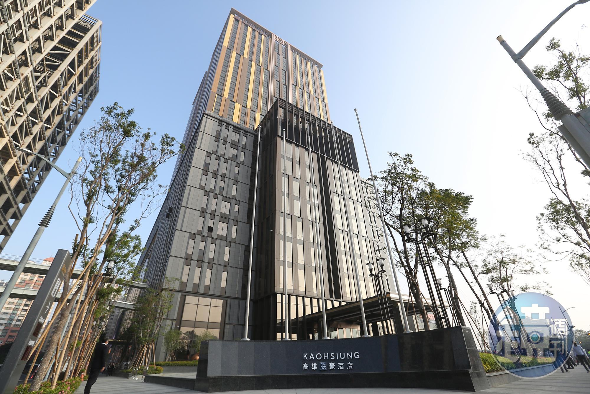 朕豪大酒店原打出與國際知名的「萬豪」結盟,但由於雙方系統建置仍需時間調整,要等疫情緩和,萬豪國際總部可來台確認相關介面後才會正式掛牌。