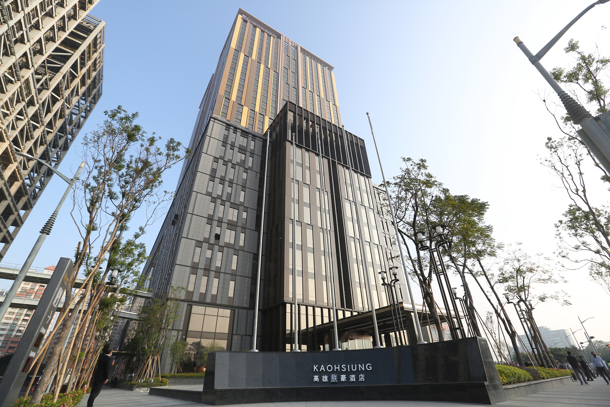 朕豪大酒店原打出與國際知名的「萬豪」結盟,但由於雙方系統建置仍需時間調整,要等疫情緩和,萬豪國際總部可來台確認相關介面後才會正式掛牌。