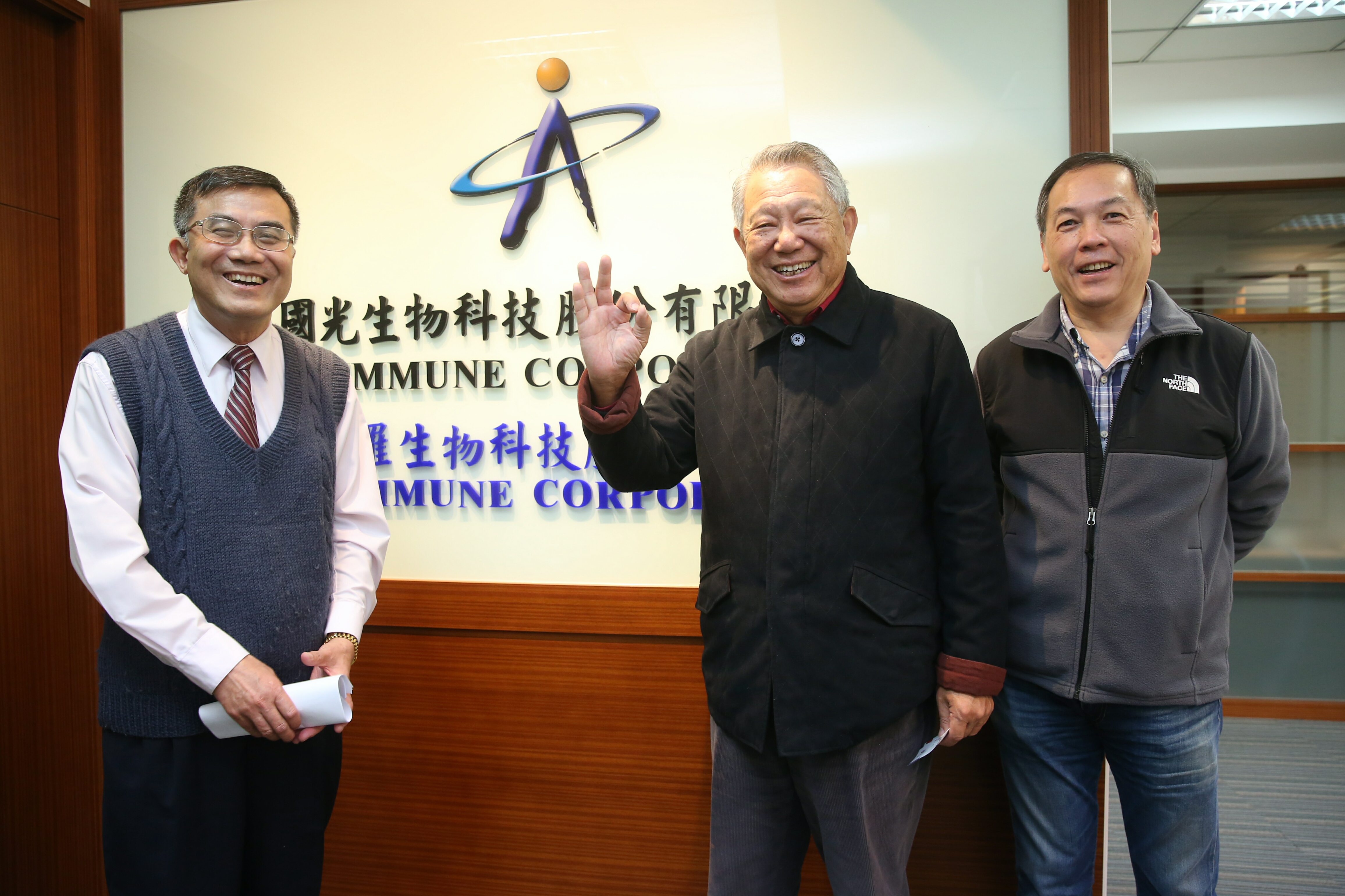 國光生技董事長詹啟賢（中）召開記者會駁斥疫苗傳聞，並強調無論補助款多寡都會持續研發。