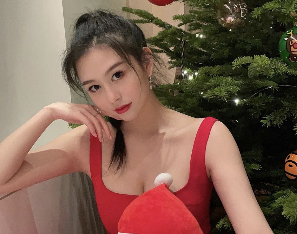 沈月在平安夜在聖誕樹前拍照,難得解放深溝。(翻攝自沈月IG)