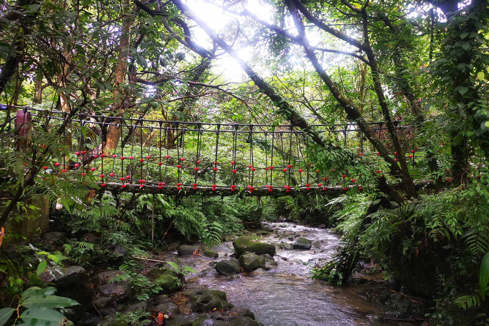 通往壺穴平台長約300公尺，終點為一繩橋，從橋上可觀賞壺穴地形。