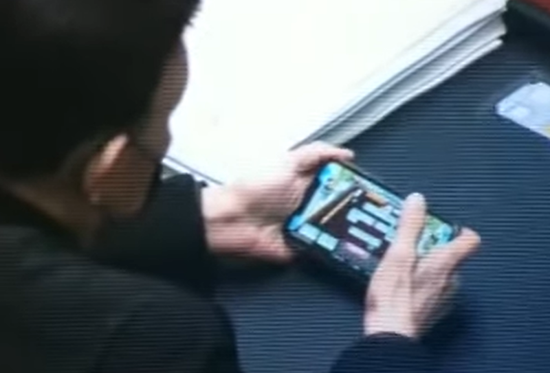 余天疑似在投票時用手機打麻將。（翻攝自羅友志YouTube頻道）