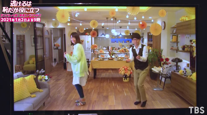 新垣結衣（左）和星野源為《月薪嬌妻》練習新版的戀愛舞。（翻攝自YouTube畫面）