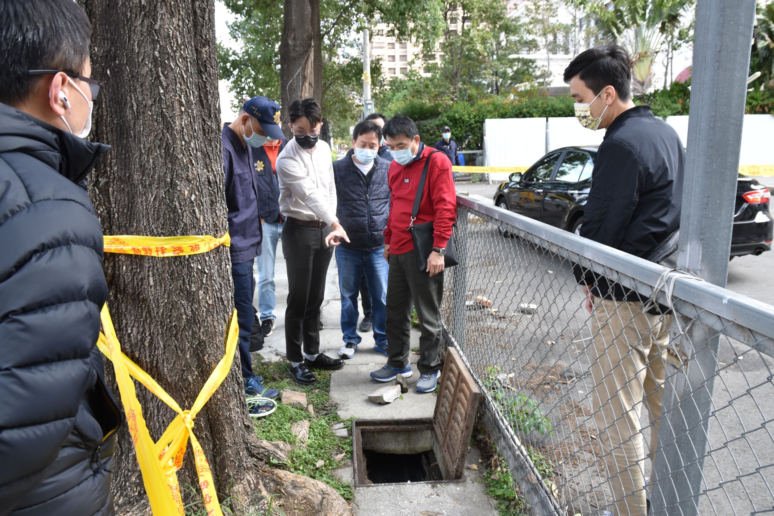 台中市七期重劃區路邊窄小的水溝裡發現男屍,懷疑是吸膠後產生幻覺,自己鑽進陰溝裡。(讀者提供)