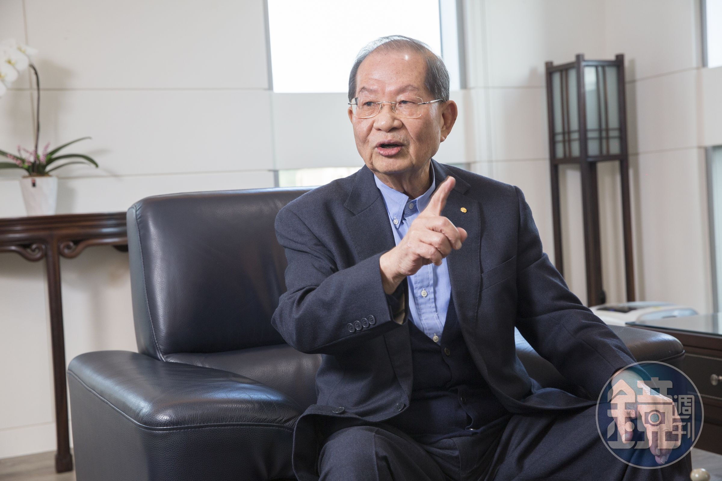 出生於台北士林社子的陳勝宏，父母親以種田為生。大學畢業後沒多久，他靠跟會湊到第一筆創業資金，在台北開設貿易公司。