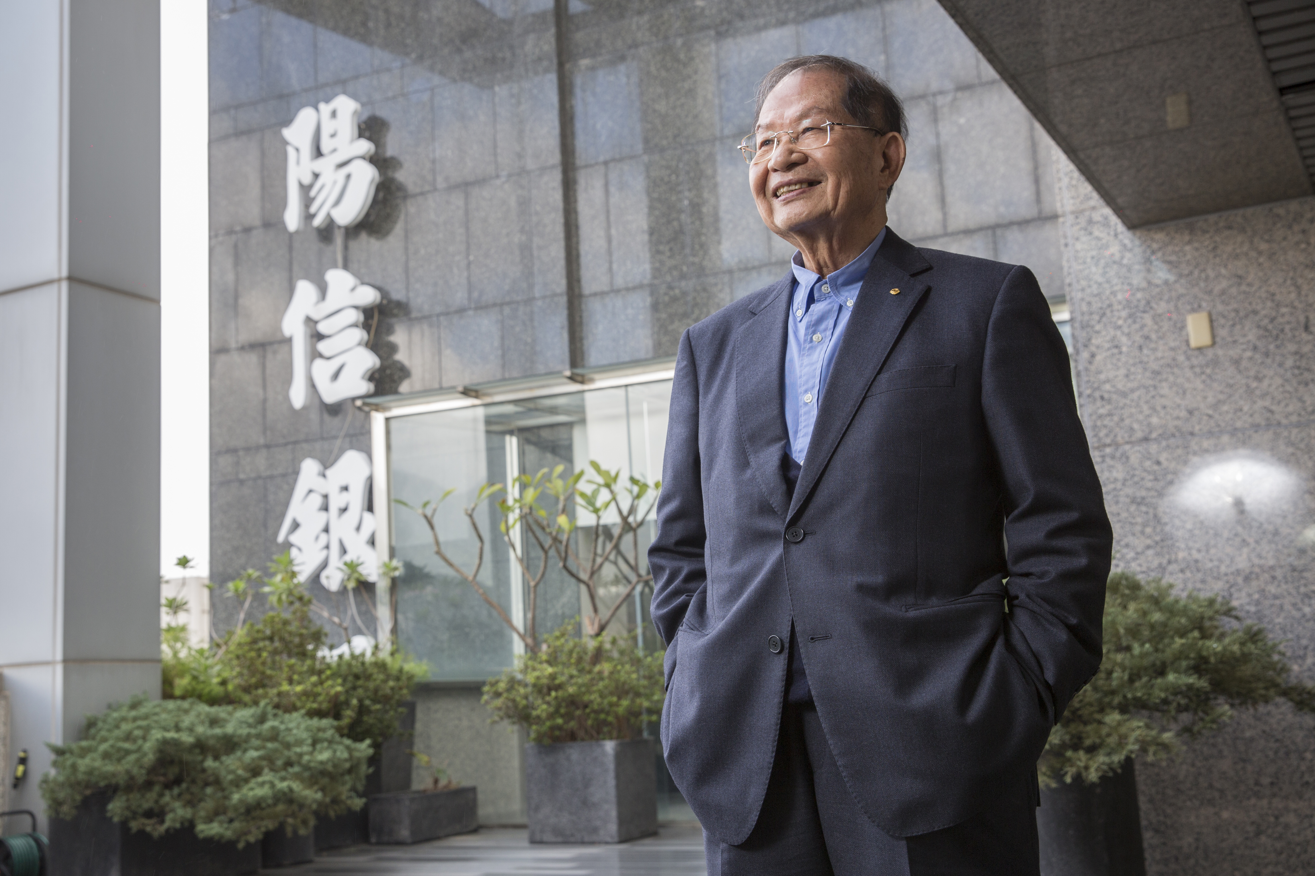 33歲那年，陳勝宏出馬參選台北市議員，其實是跟警察天天上門「查水表」有關。