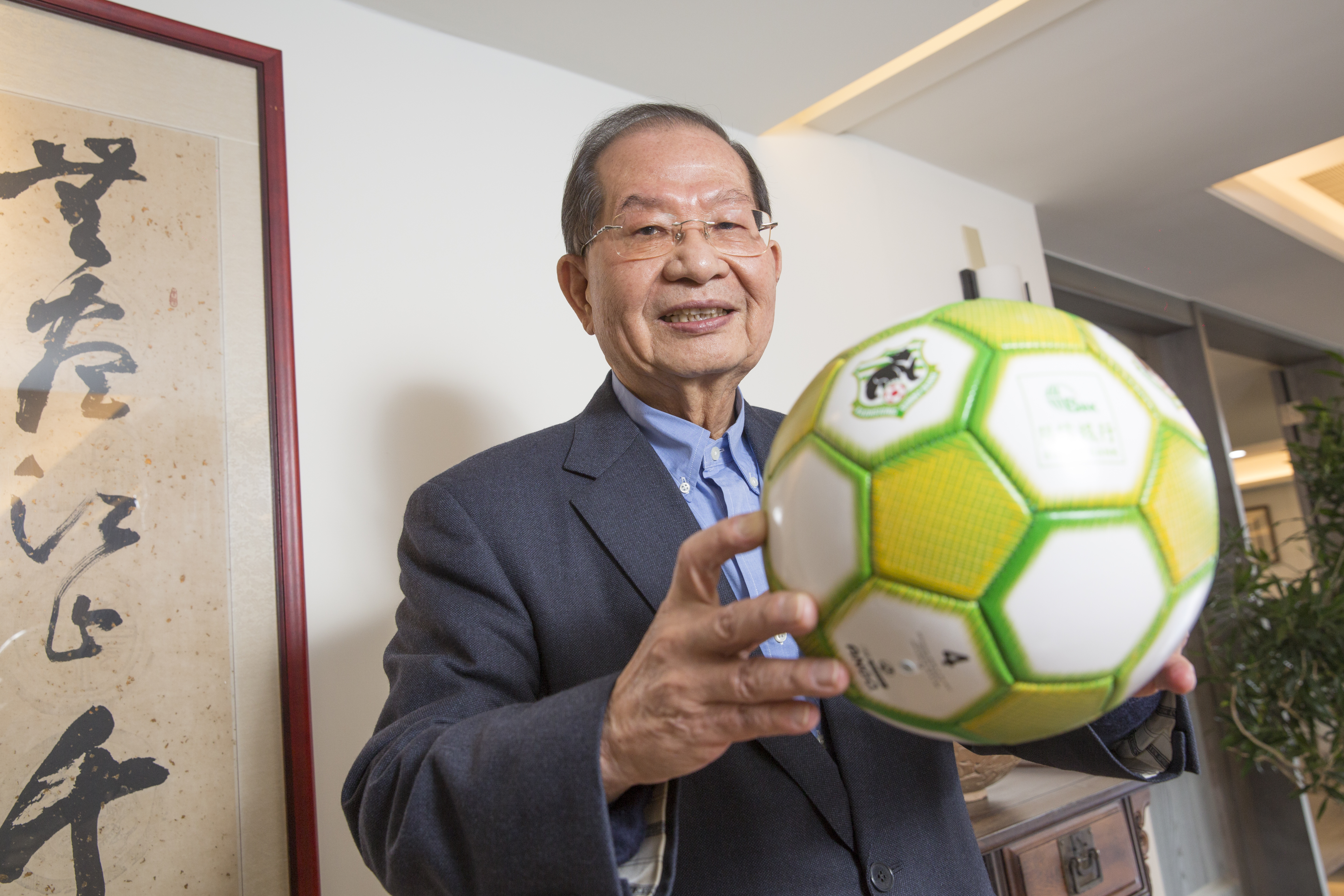 陳勝宏不太看運動賽事，但他辦公室外卻放著一顆足球，那是陽信贊助的女子足球隊用球，4年前，他還跑了一趟台東贊助紅葉少棒隊。