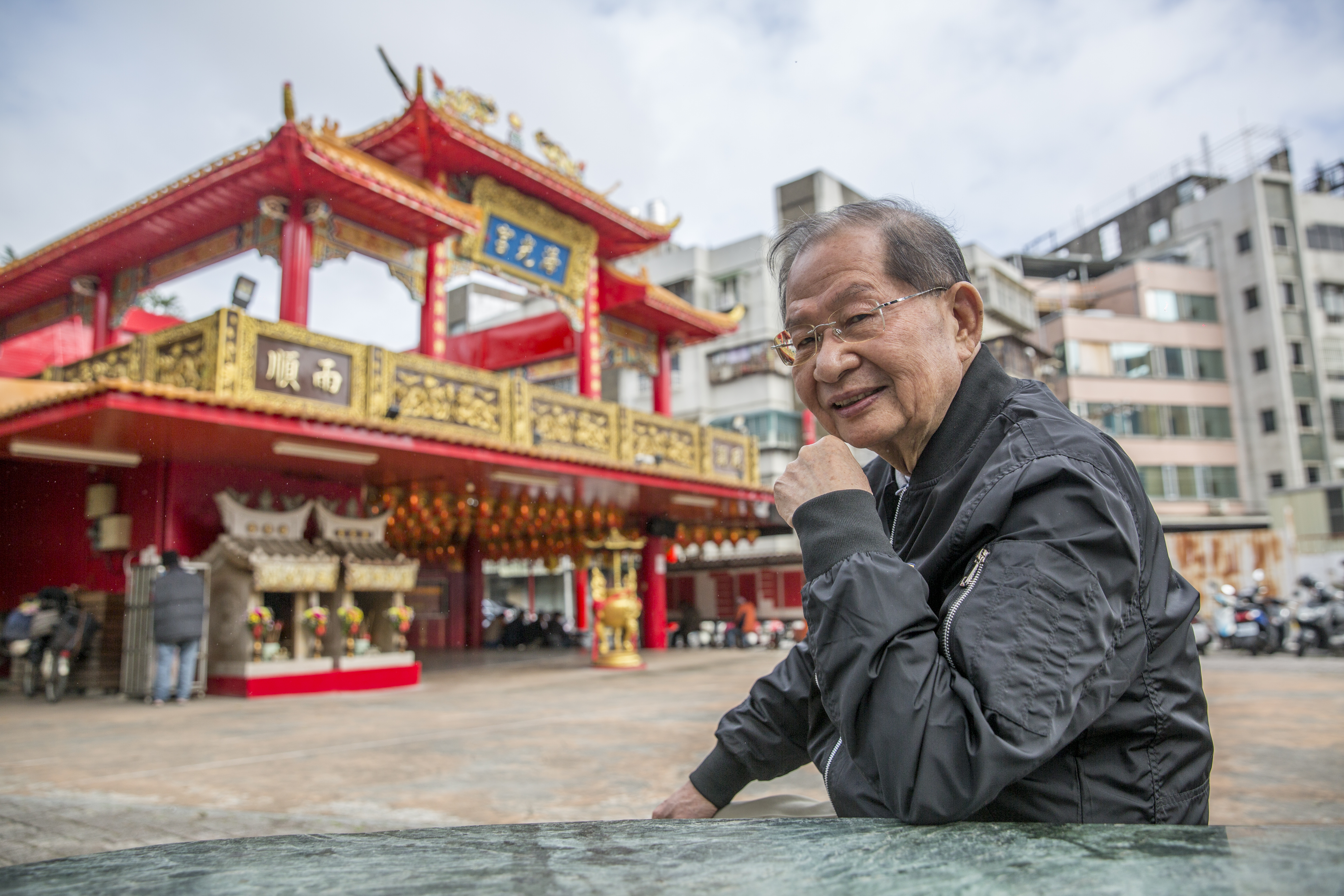 出身士林社子的陳勝宏，週末都會回到老家附近的葫蘆堵海光宮，與地方鄉親喝茶、敘舊。