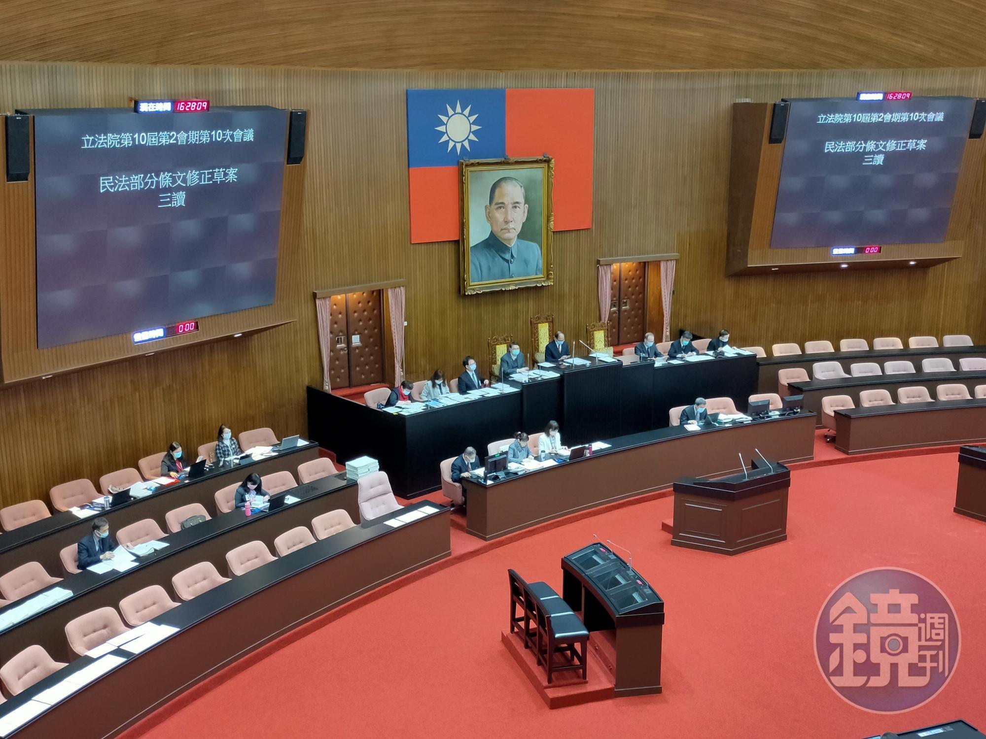 立法院院會三讀通過《民法》部分條文修正案，將現行《民法》成年年齡由20歲下修至18歲，並於2023年1月1日起正式實施。
