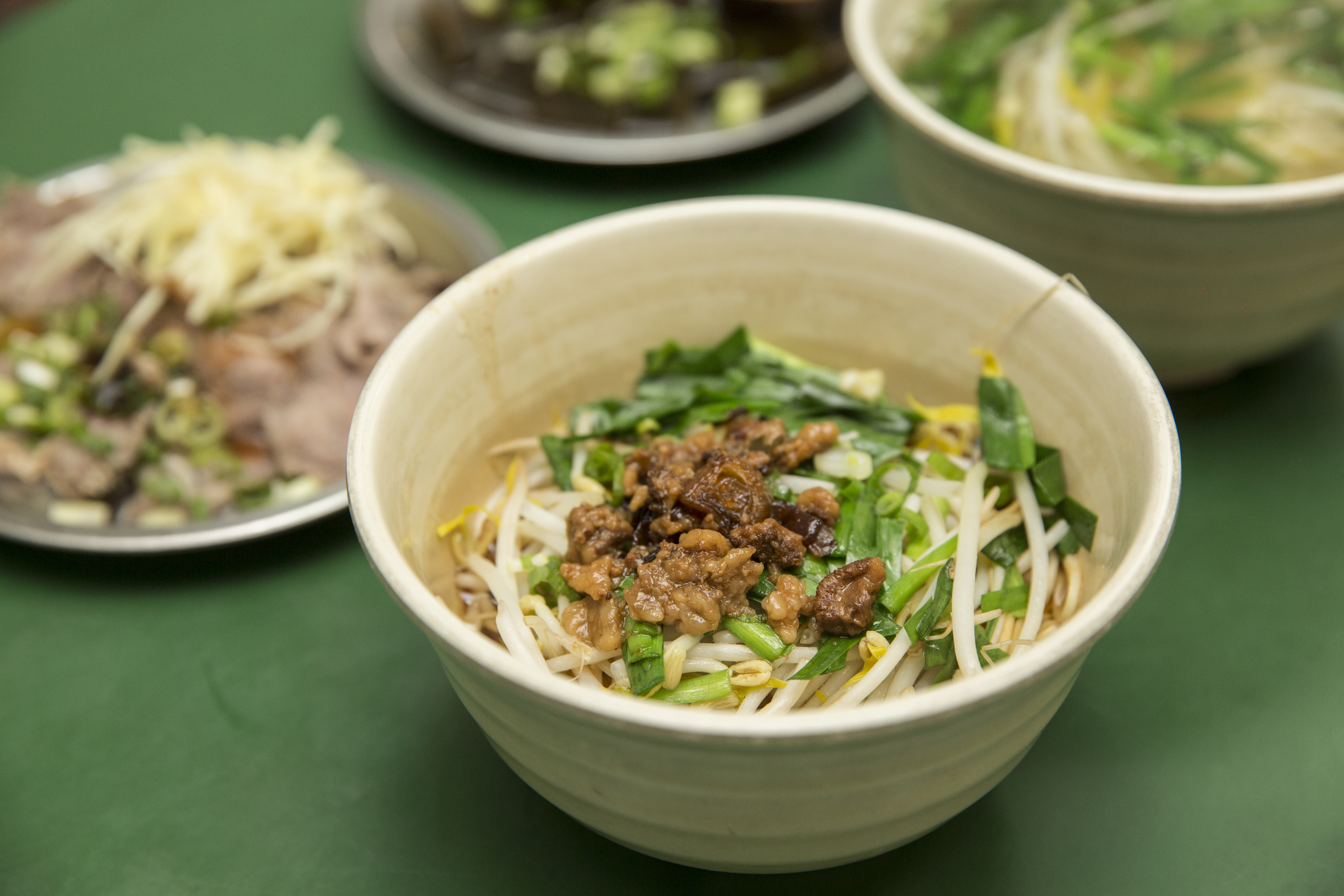 出生於台北士林社子的陳勝宏，家族世居於此。他對在地小吃如數家珍，其中特別推薦在士林葫蘆堵市場口「俞記麵館」的切仔麵。（30元/碗）