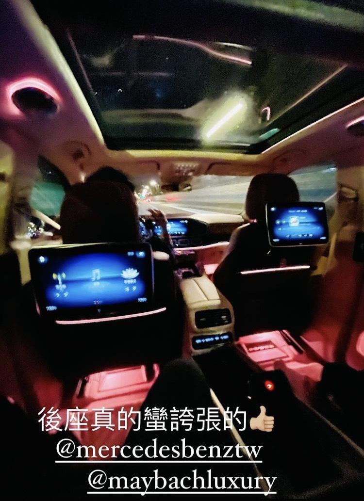 後座有許多奢華巧思,周杰倫不禁說:「後座真的蠻誇張的」。(翻攝自周杰倫IG)