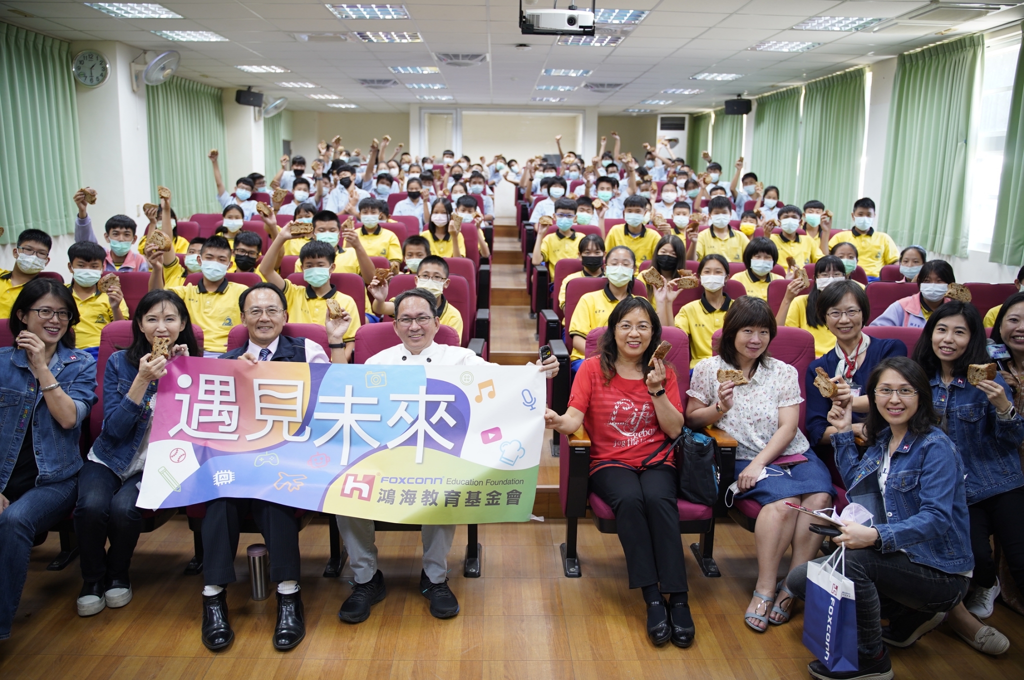 鴻海教育基金會啟動5場「遇見未來」計畫,邀請也出身偏鄉的吳寶春師傅。(鴻海教育基金會提供)