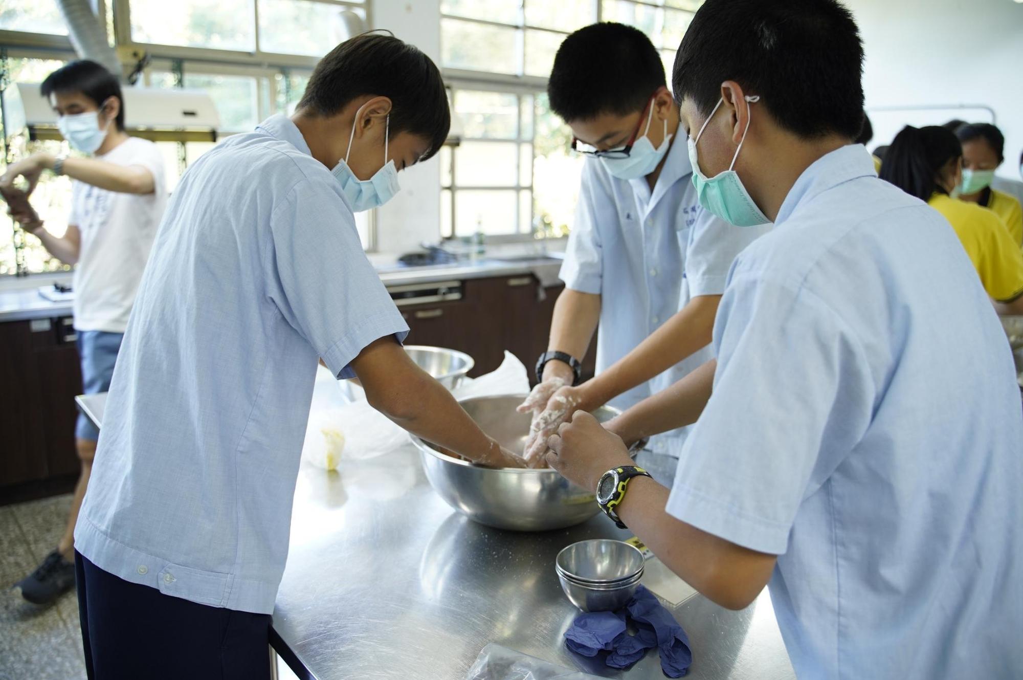 吳寶春師傅希望學生們今天吃到好吃的麵包,也會興起「有一天我也要自己做出來」的想法。(鴻海教育基金會提供)