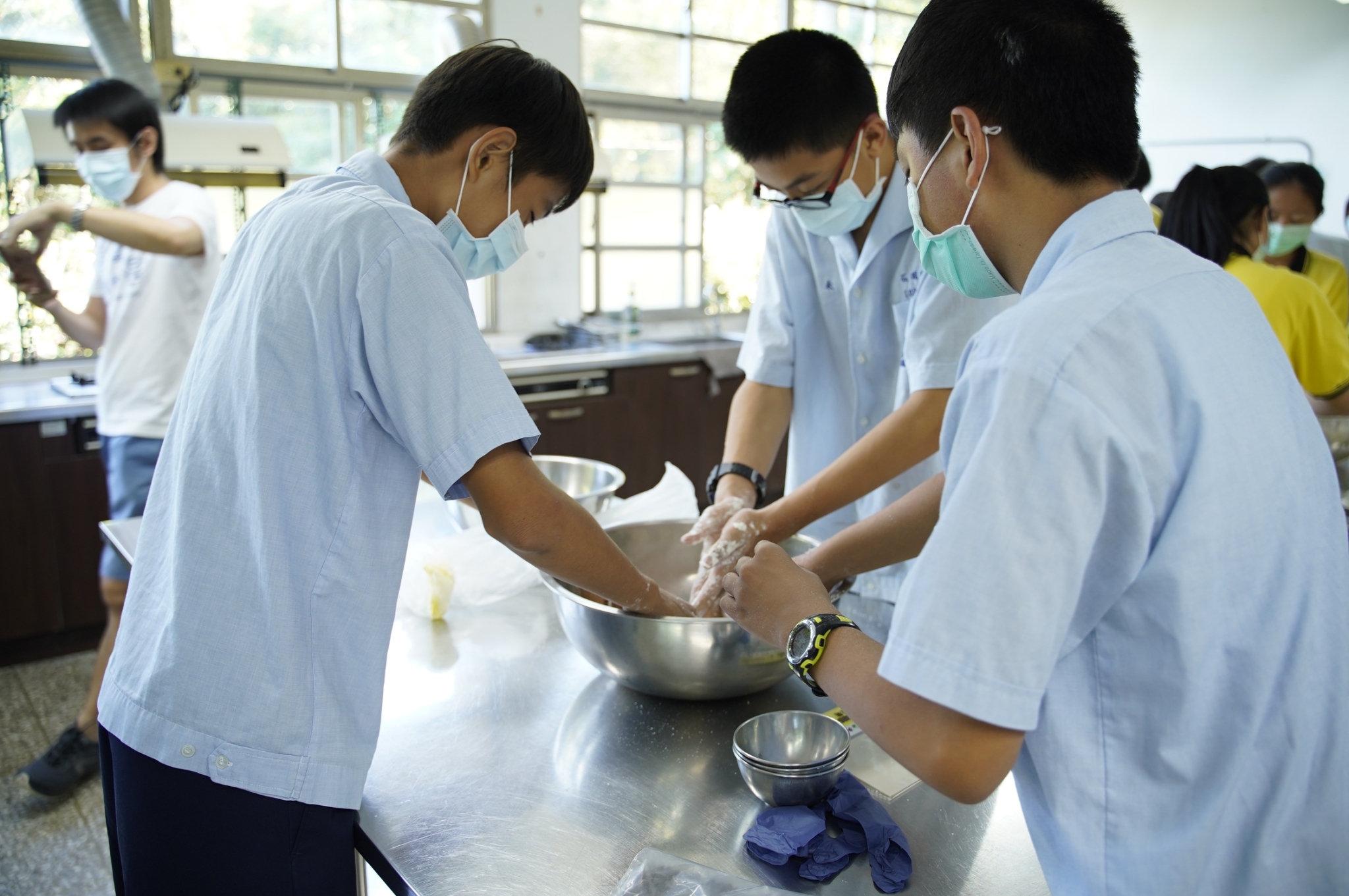 吳寶春師傅希望學生們今天吃到好吃的麵包，也會興起「有一天我也要自己做出來」的想法。（鴻海教育基金會提供）
