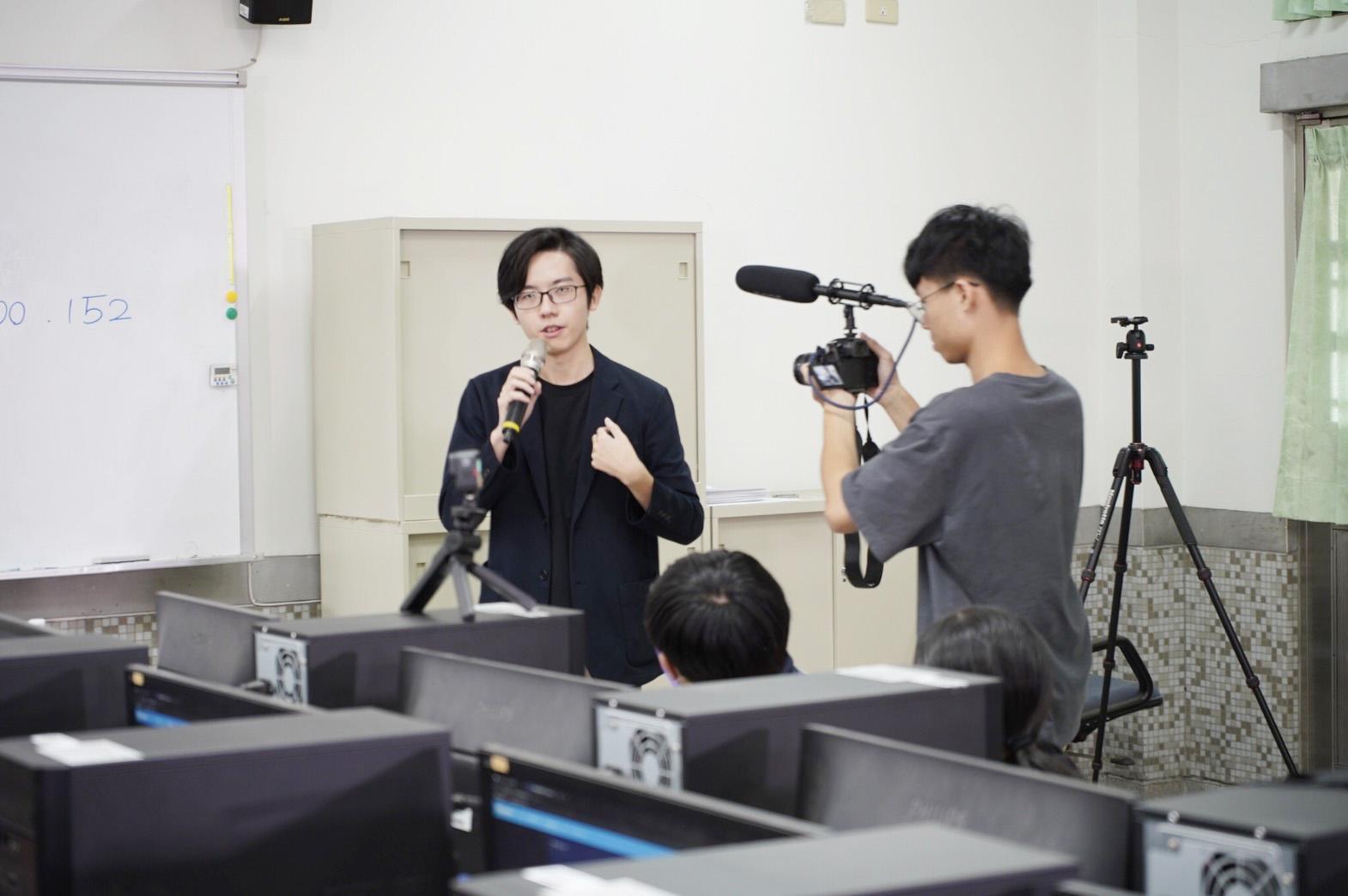 六指淵透過KOL Power實作,帶領學生完成他們人生第一支特效短片。(鴻海教育基金會提供)
