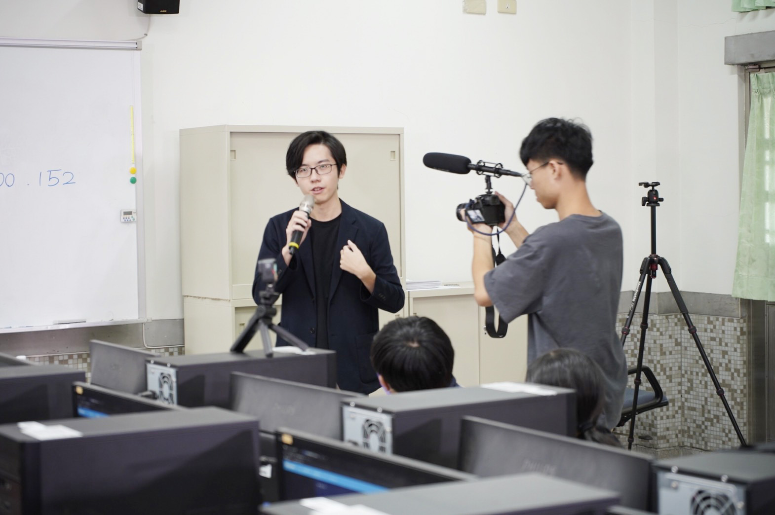 六指淵透過KOL Power實作，帶領學生完成他們人生第一支特效短片。（鴻海教育基金會提供）