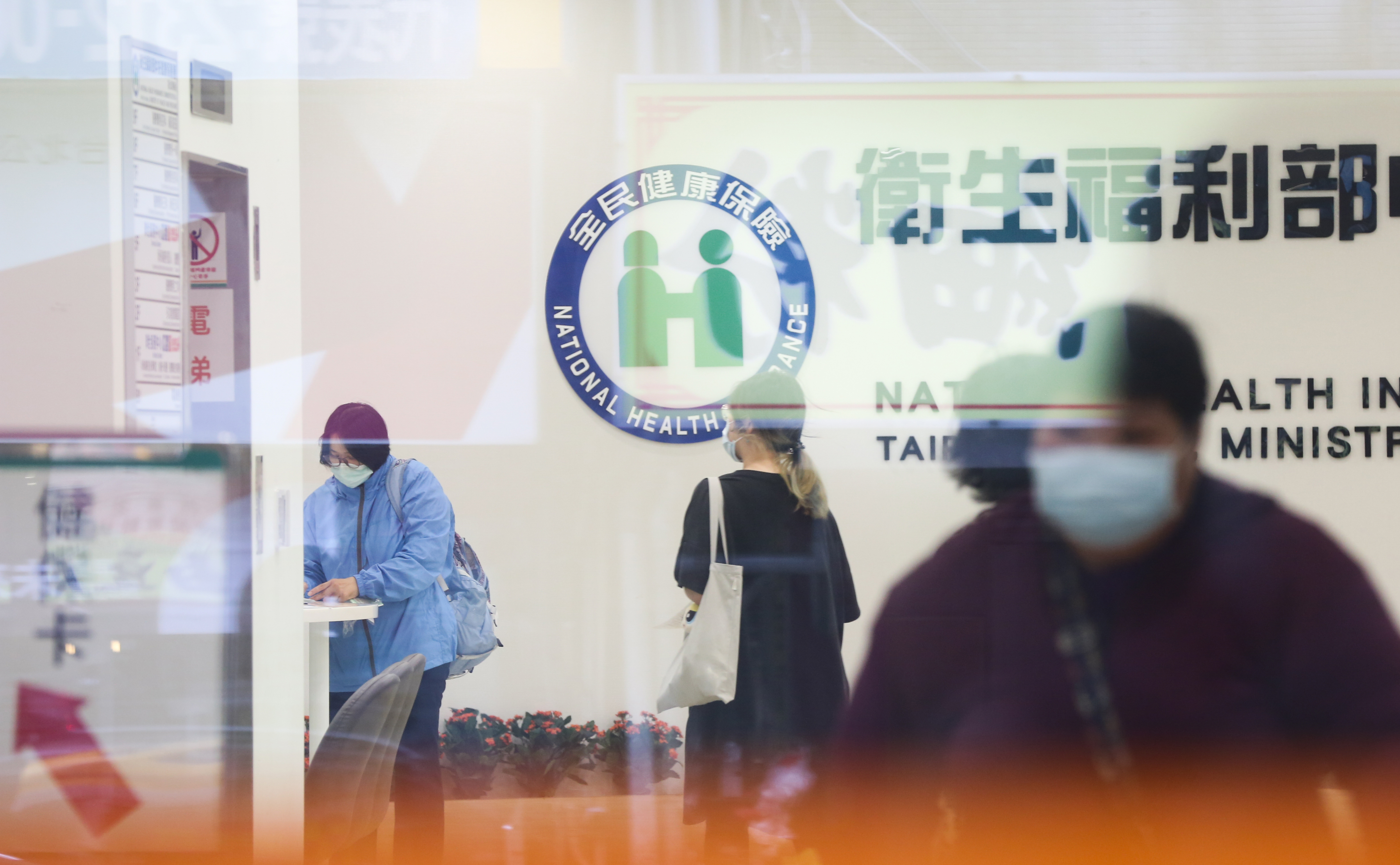 旅外國人若具健保身分，在境外接受醫療6個月內可申請健保核退。