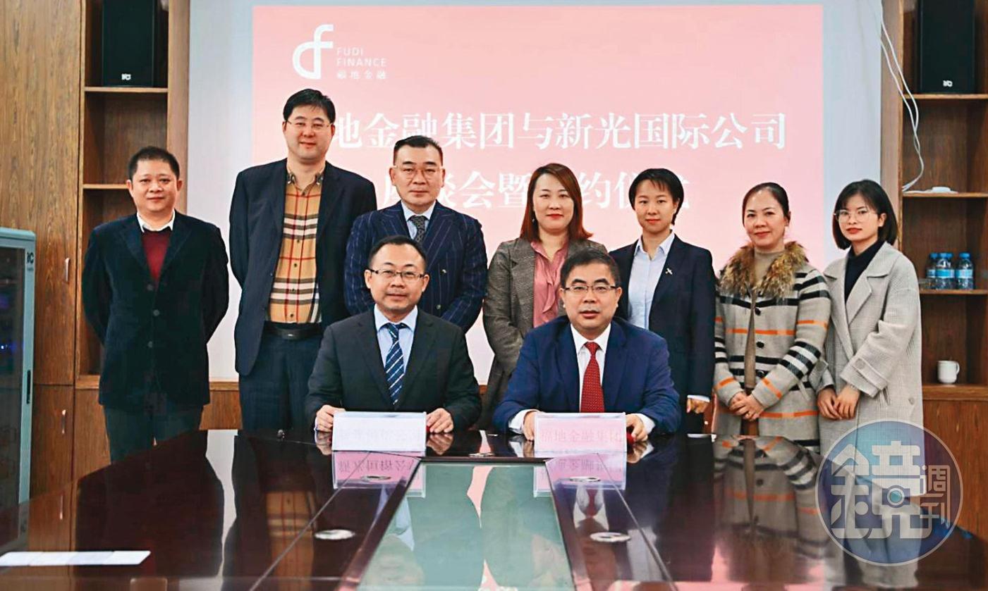 邱忠義（前左）打著新光集團的旗號，在中國招搖撞騙，還大剌剌與官員合影。（讀者提供）