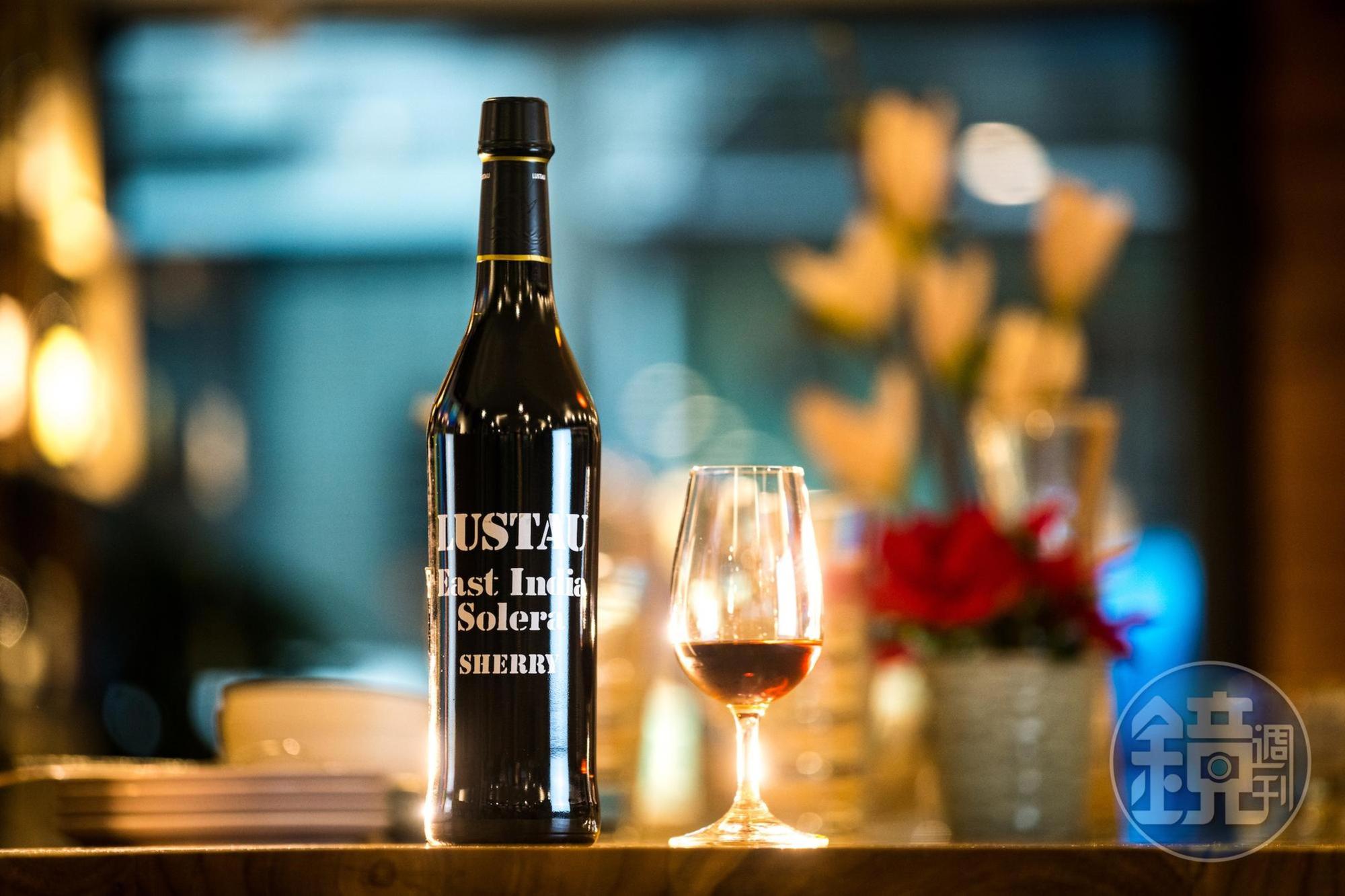 「Lustau Sherry East India」是Oloroso和PX兩種雪莉酒,在Solera系統熟成3年後再混調而成,甜感明顯。(780元/瓶,心世紀代理)