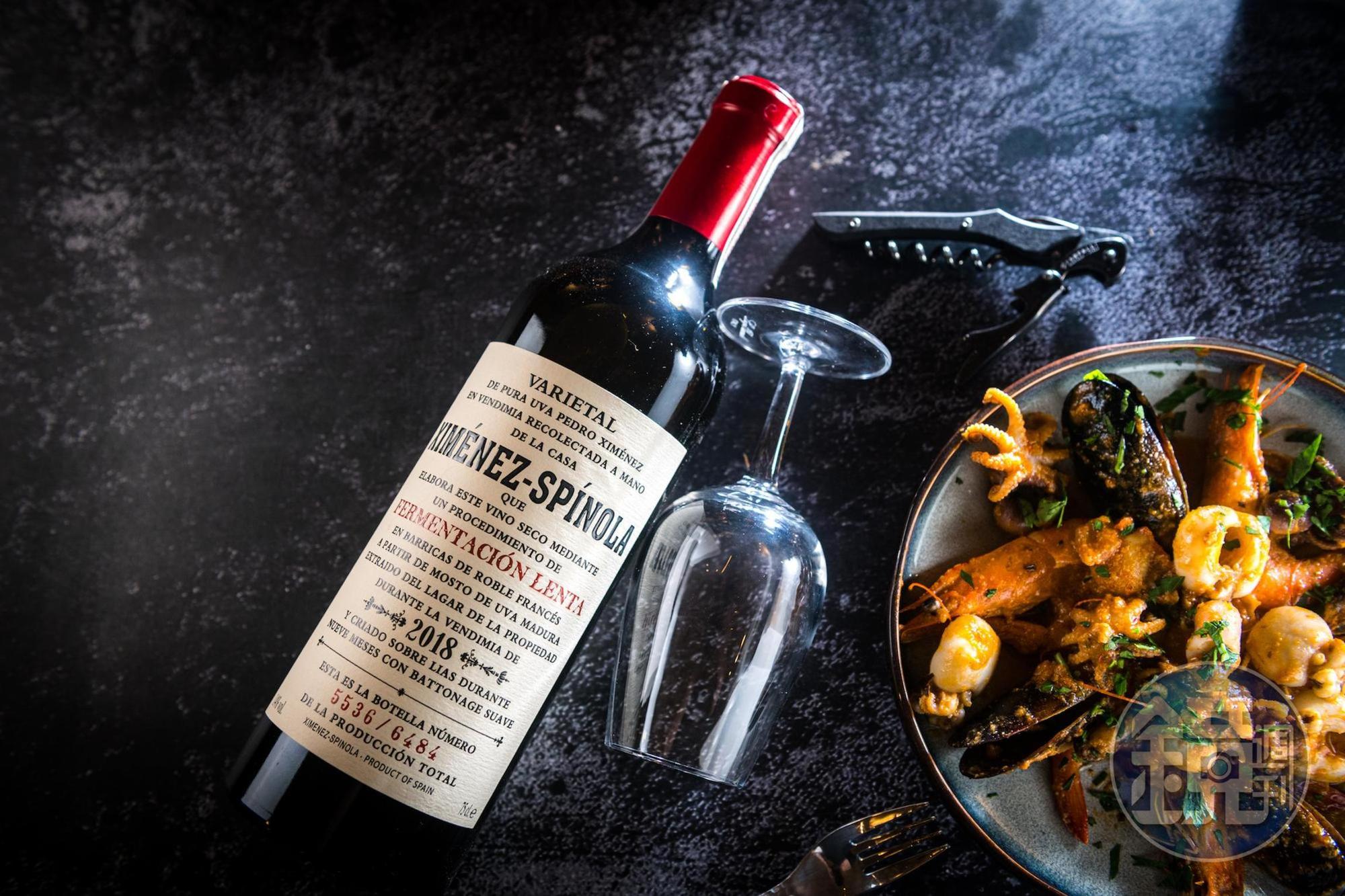 「慢型發酵PX極干白酒」入口酸度明亮,柑橘系香氣,搭配香煎海鮮極對味。(1,600元/瓶,莎祿Salud代理)