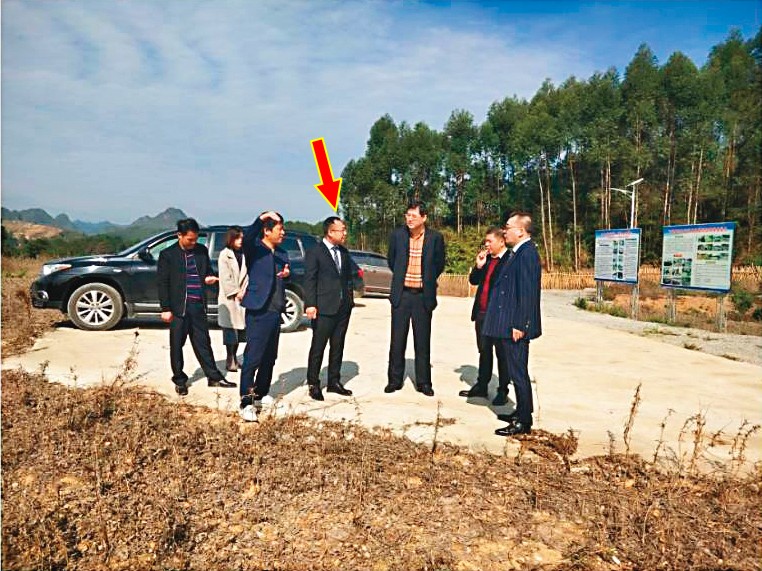 邱忠義（箭頭處）近年在中國十分活躍，連地方政府也誤信他是新光集團的代表。（讀者提供）