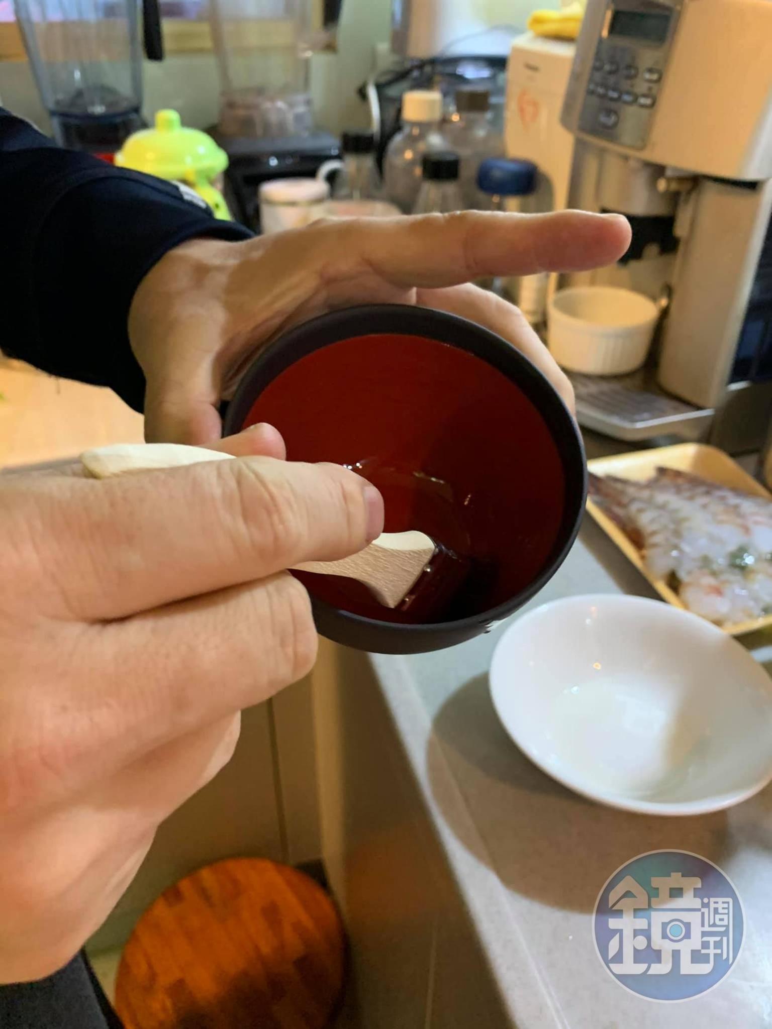 在碗內刷一點油。