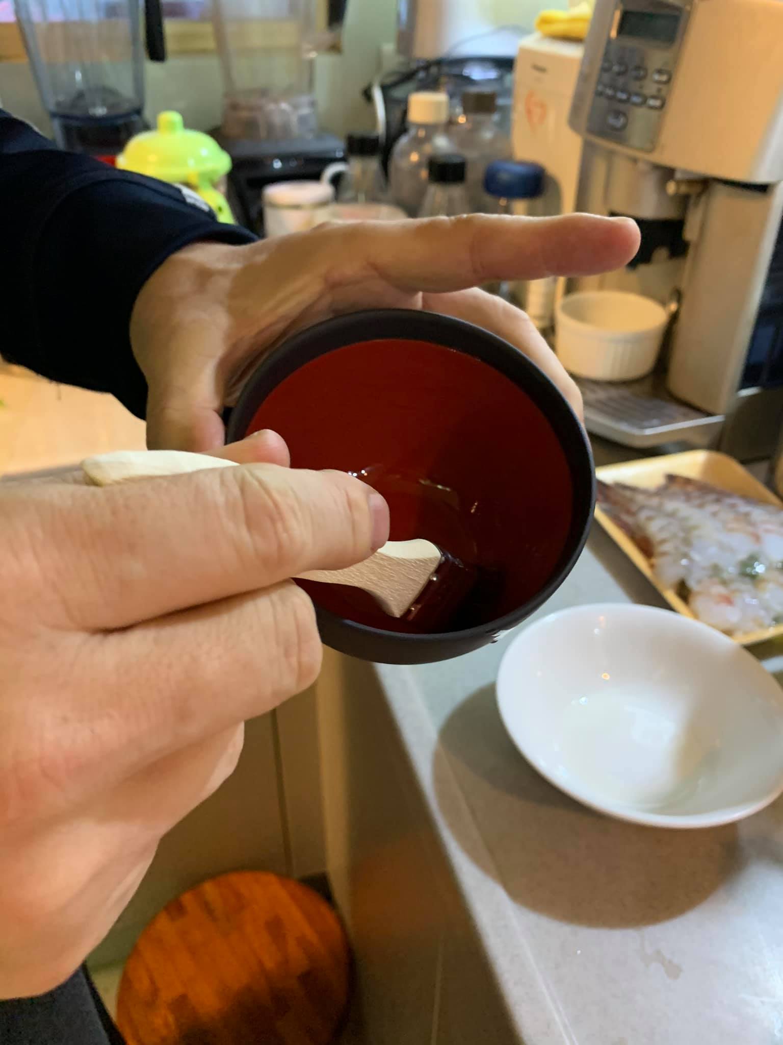 在碗內刷一點油。
