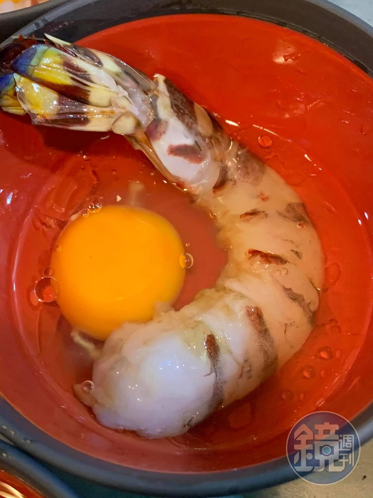 明蝦要留尾巴，且將尾巴向上擺放。