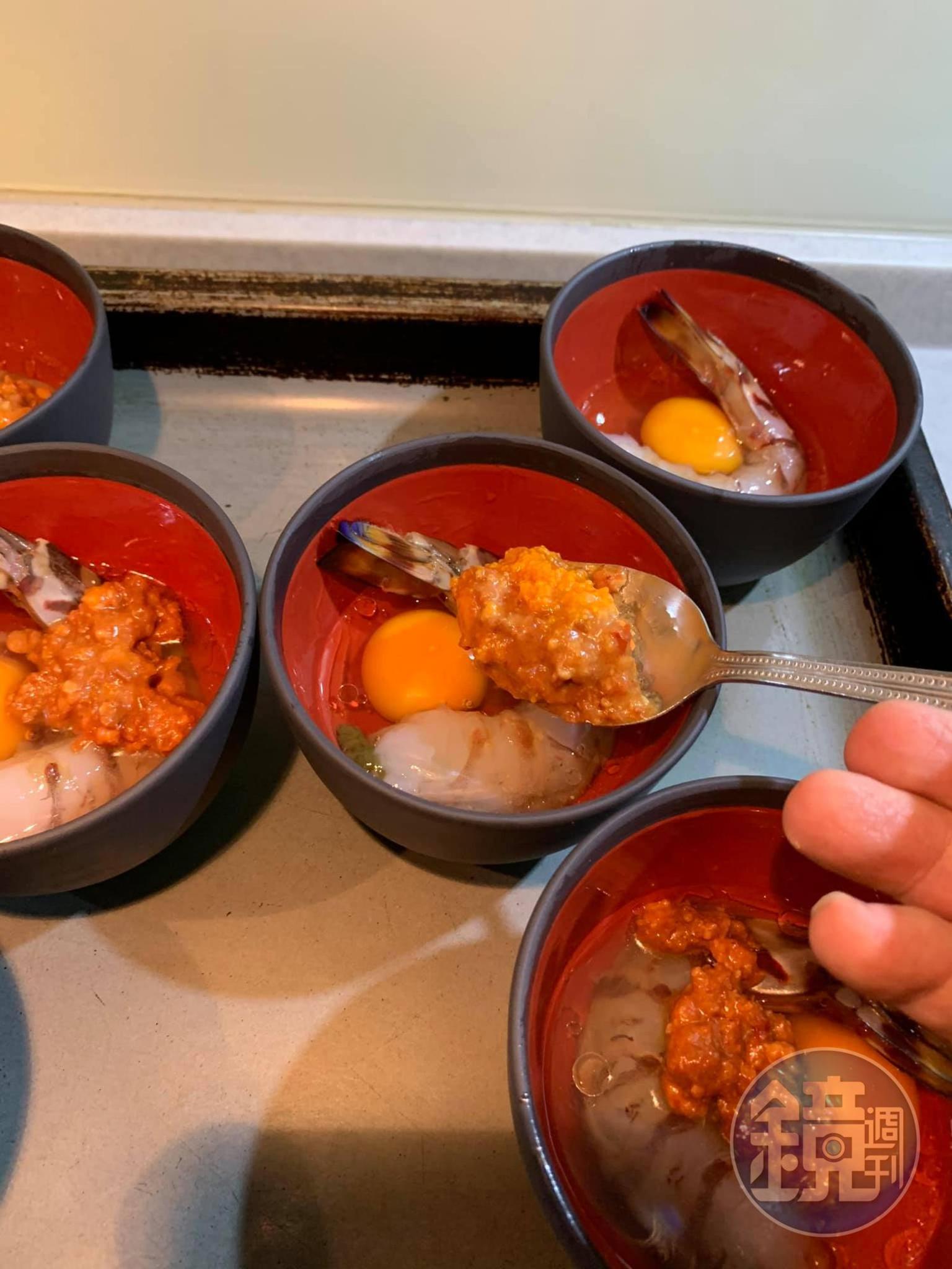 在碗中舀入肉醬。