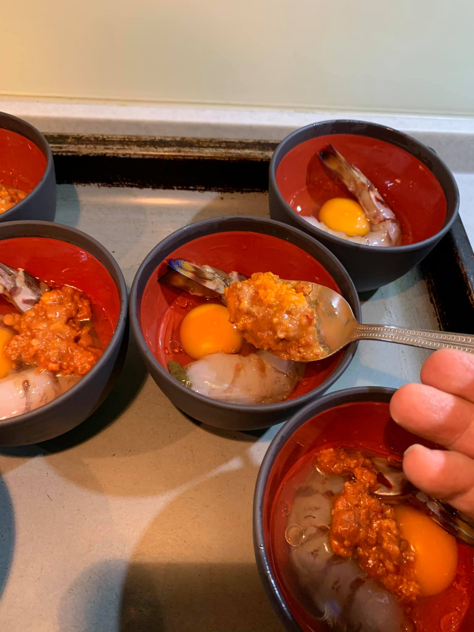 在碗中舀入肉醬。