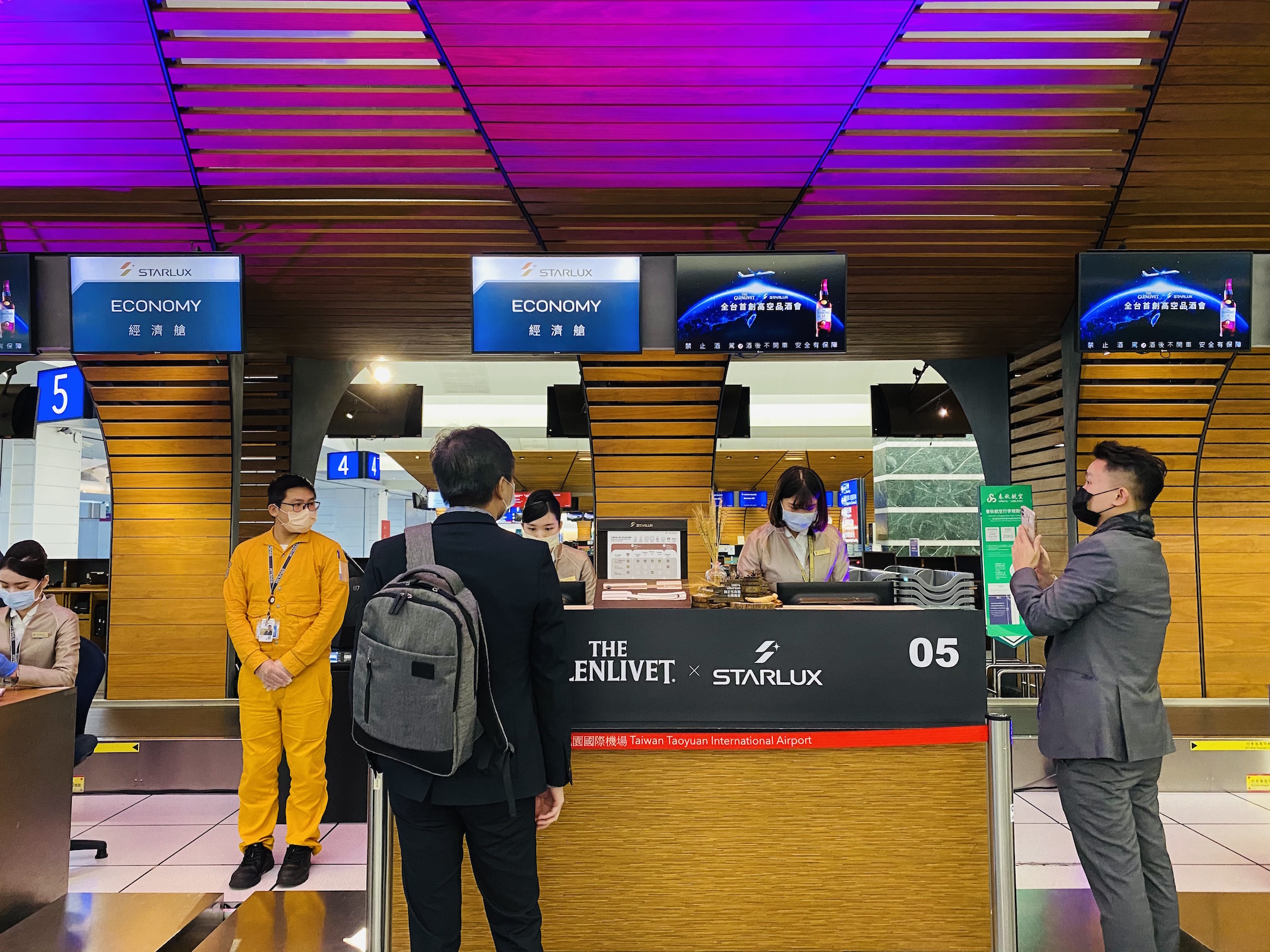 格蘭利威攜手星宇航空，首創高空品酒會報到櫃台。
