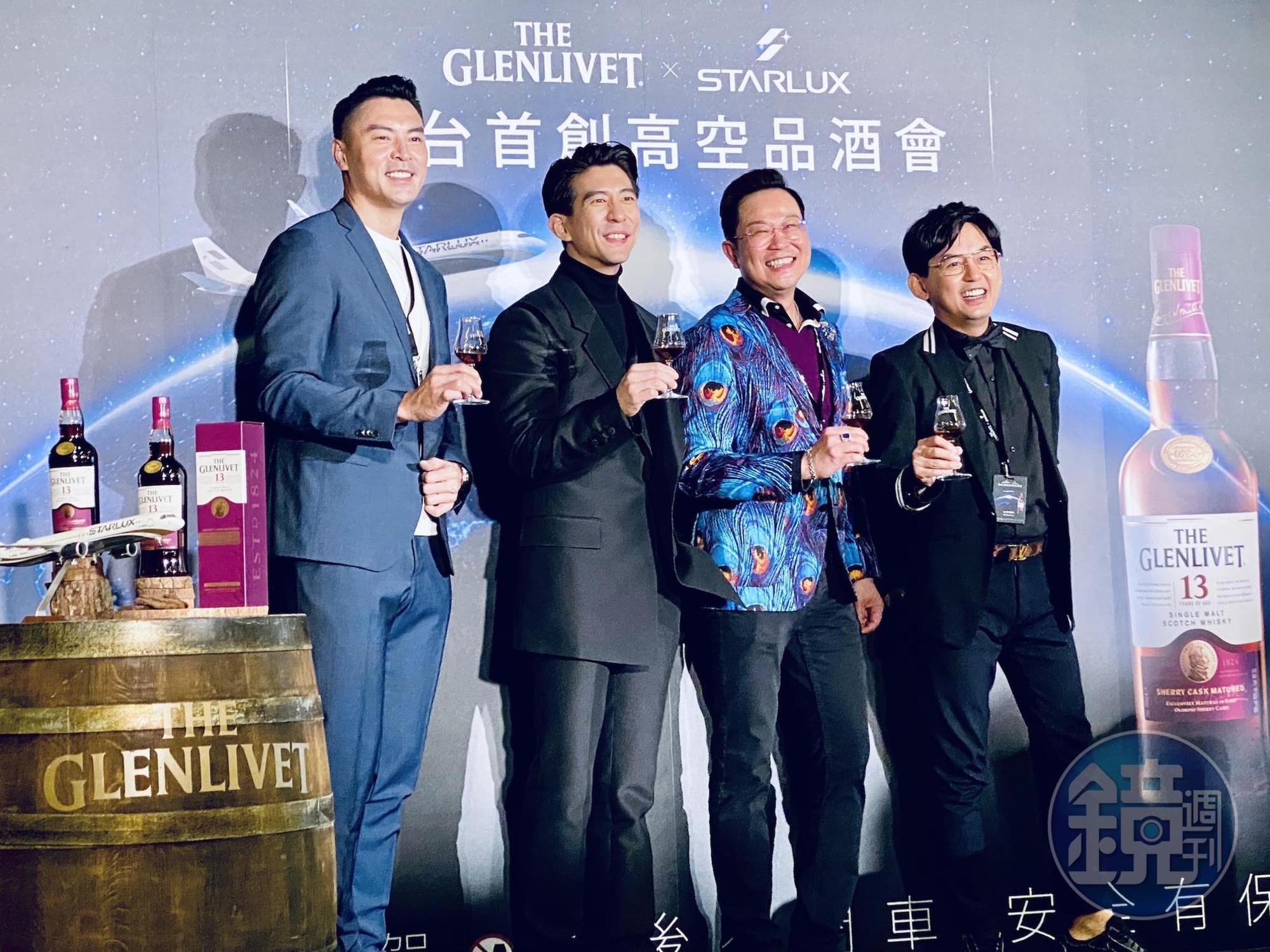格蘭利威首次攜手星宇航空跨界合作,舉行全台首創高空品酒會,台灣保樂力加董事總經理TERENCE(右二)與來賓陳信安(左一)、修杰楷(左二)、黃子佼(右一)一同合影。