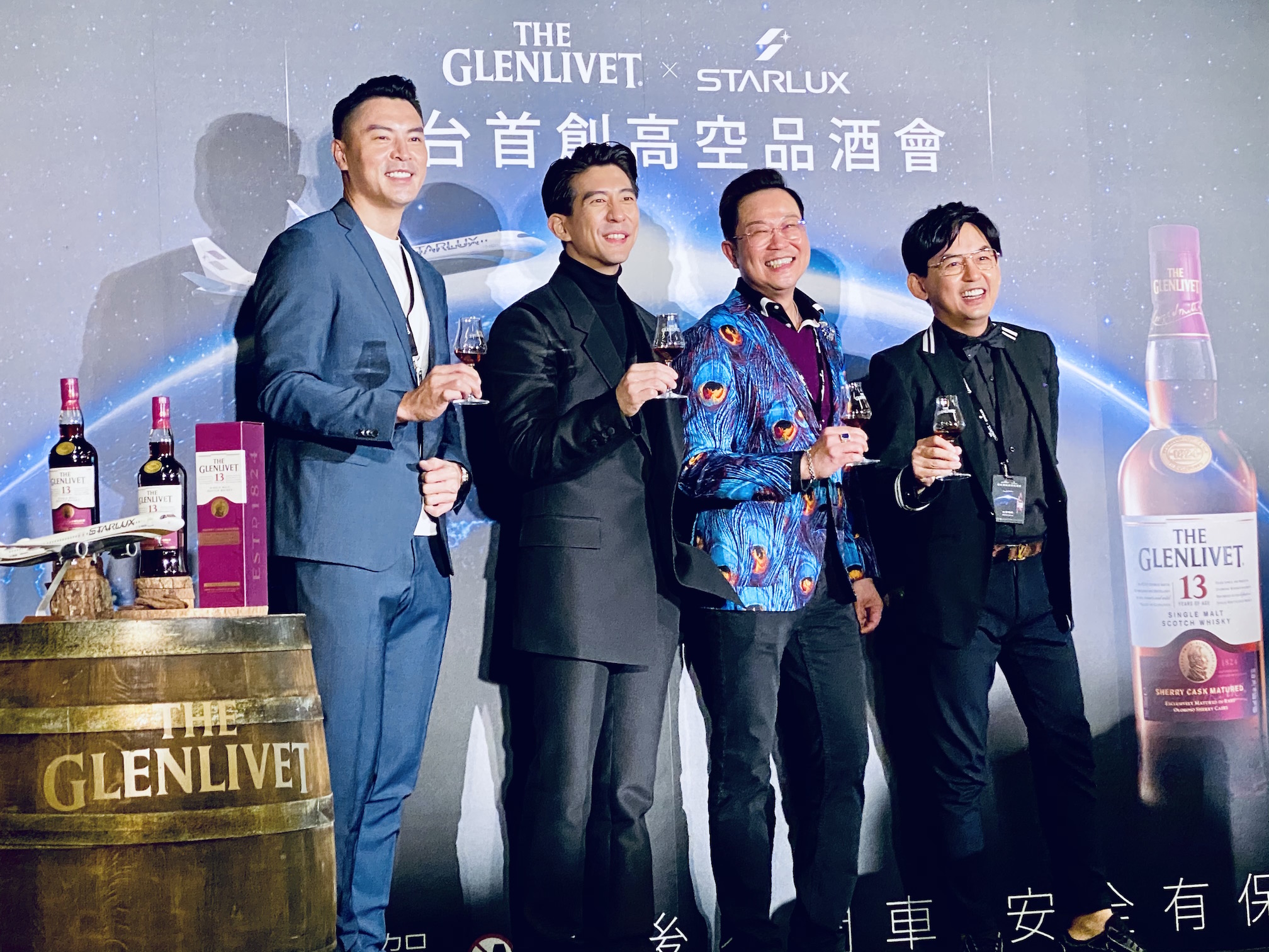 格蘭利威首次攜手星宇航空跨界合作，舉行全台首創高空品酒會，台灣保樂力加董事總經理TERENCE（右二）與來賓陳信安（左一）、修杰楷（左二）、黃子佼（右一）一同合影。