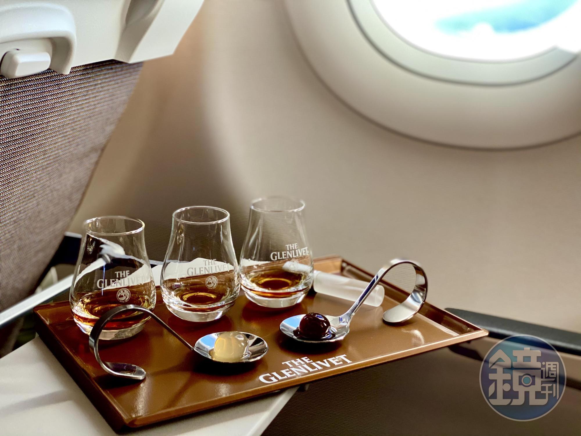 全台首創高空品酒會專屬品飲組,(左起)格蘭利威13年、格蘭利威13年原酒與2款太空膠囊。