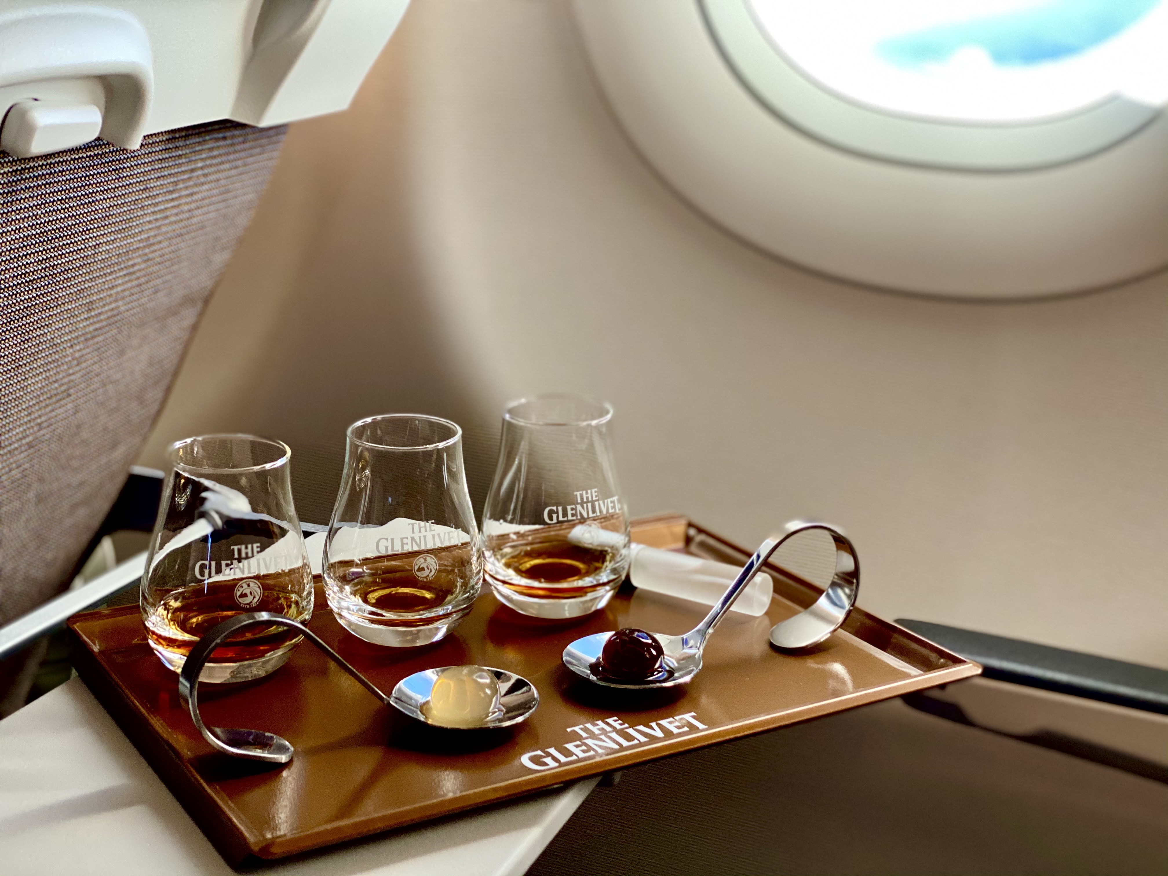 全台首創高空品酒會專屬品飲組，（左起）格蘭利威13年、格蘭利威13年原酒與2款太空膠囊。