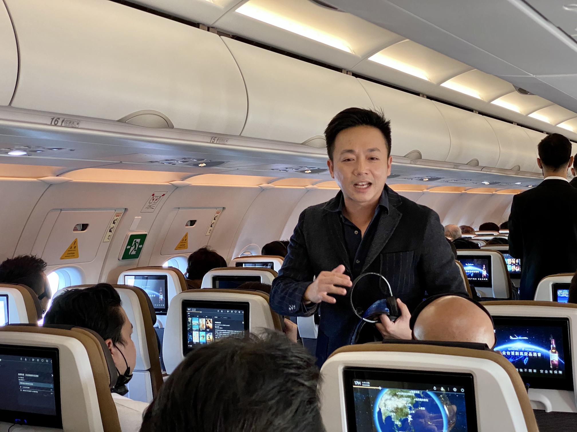 機上由威士忌達人Howard（余璨宏）帶領品酩。