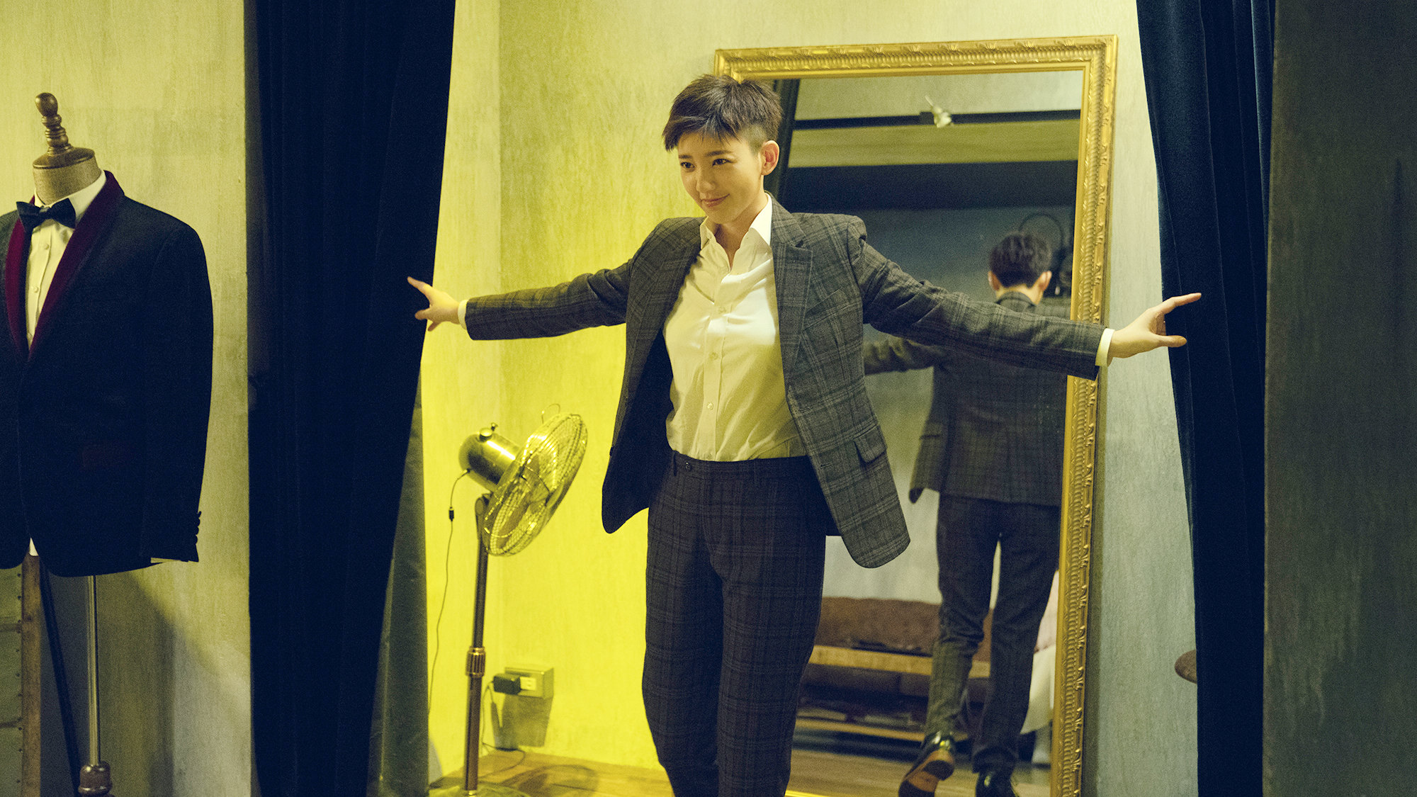 雖然短髮模樣看起來很帥，但白襯衫卻擋不住郭雪芙的好身材。（海鵬提供）