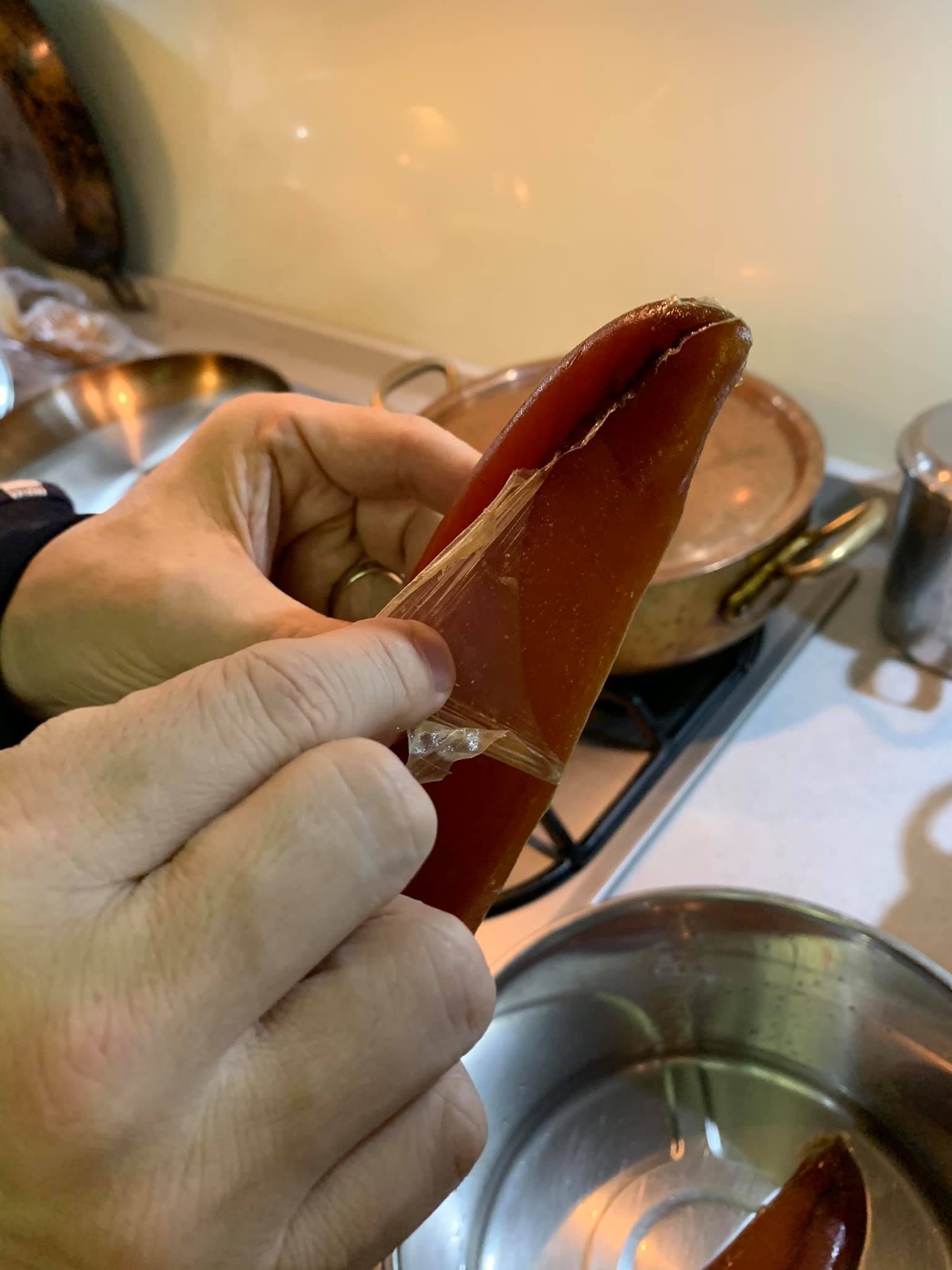 烏魚子先撕去薄膜。
