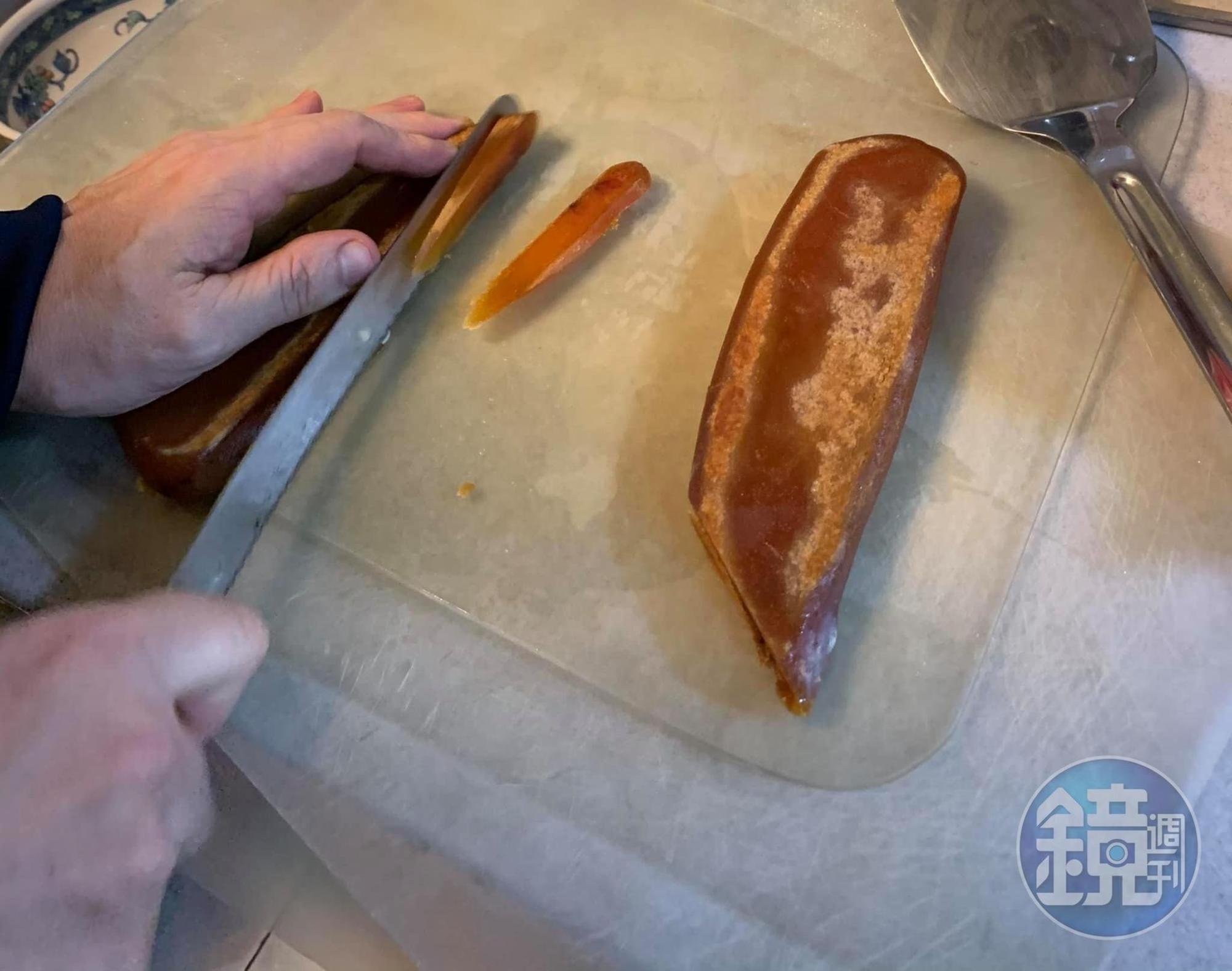 兩面略上色便可取出,開始切片。