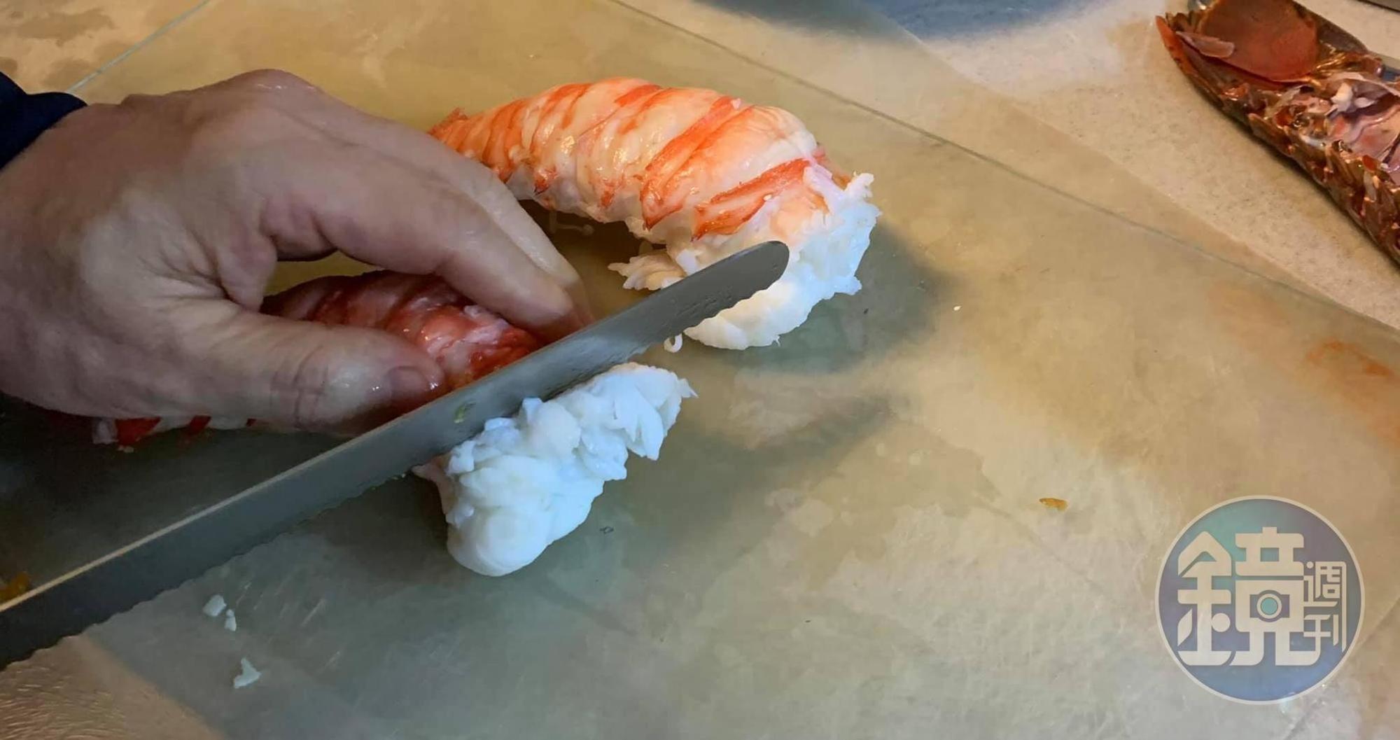 取出龍蝦肉,切片。