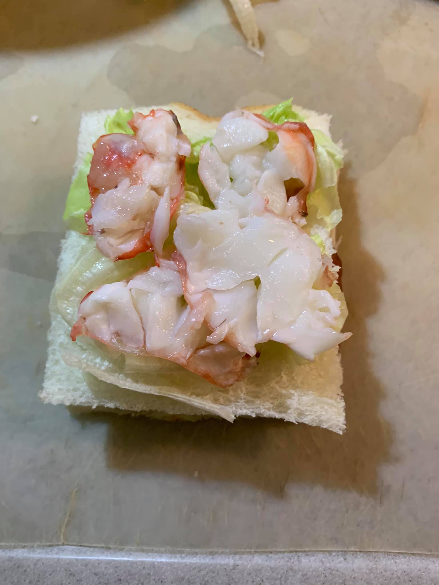 上一層則是美生菜及龍蝦片。