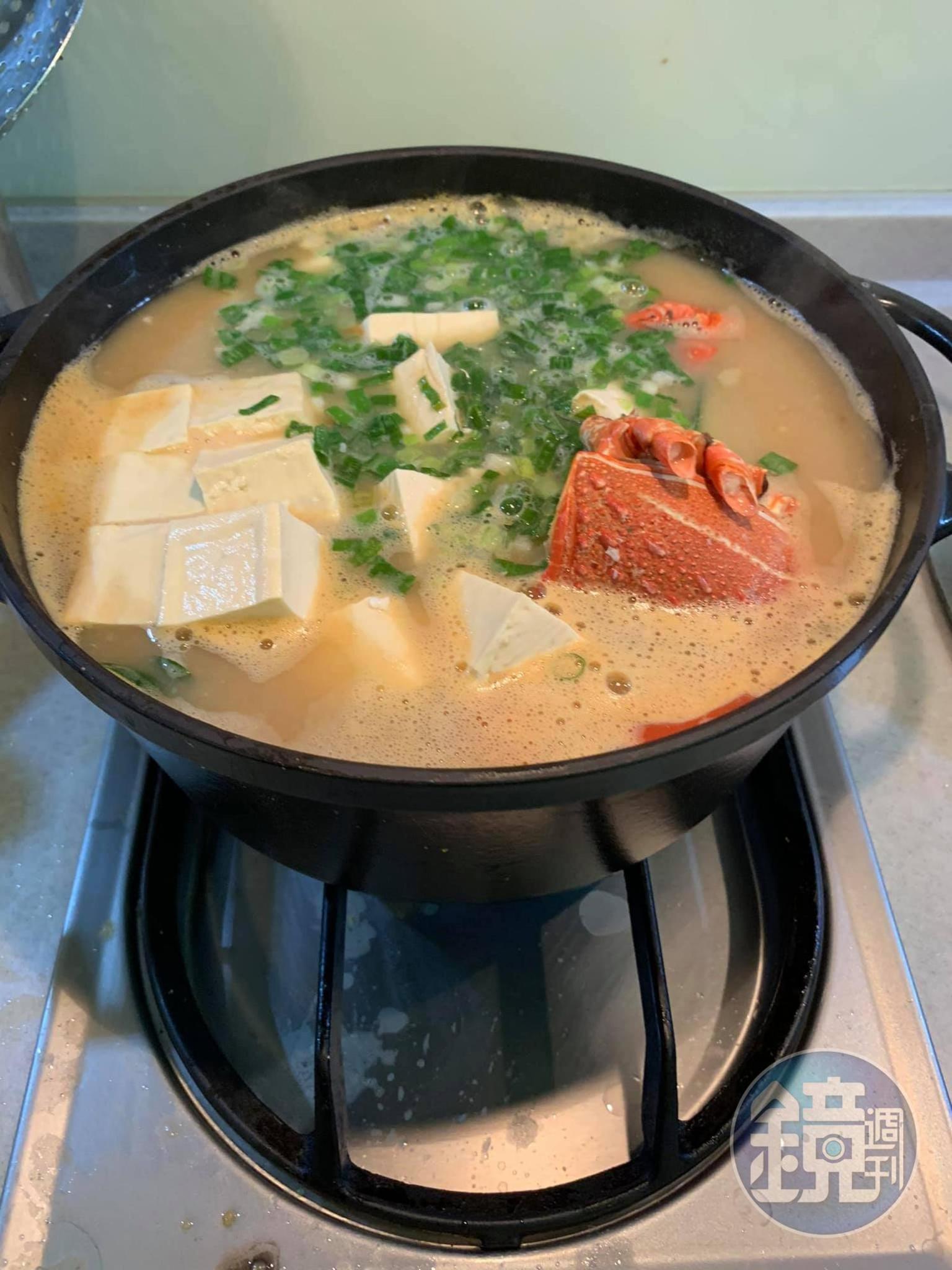 龍蝦頭剪開,煮味噌湯。