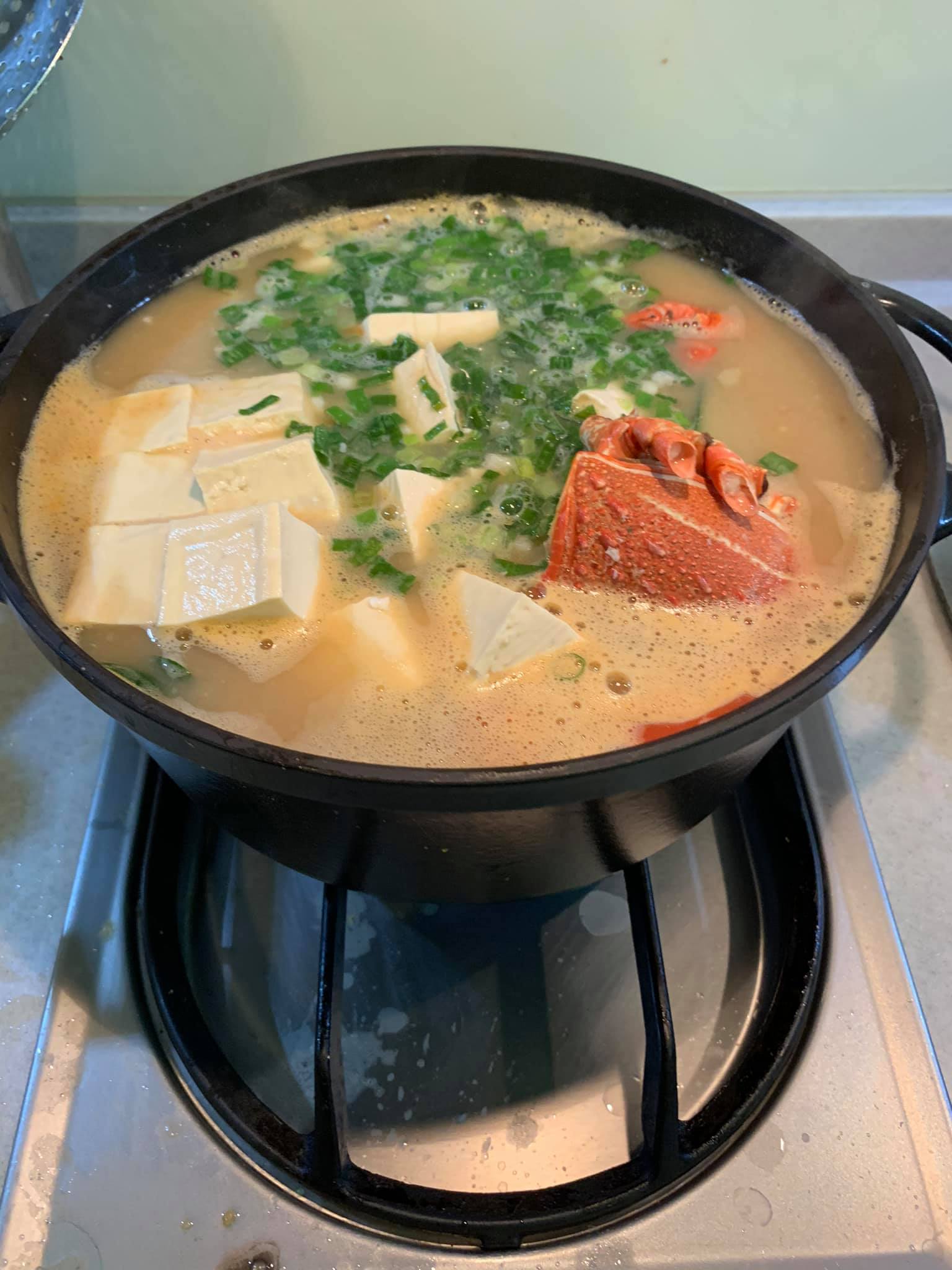 龍蝦頭剪開，煮味噌湯。