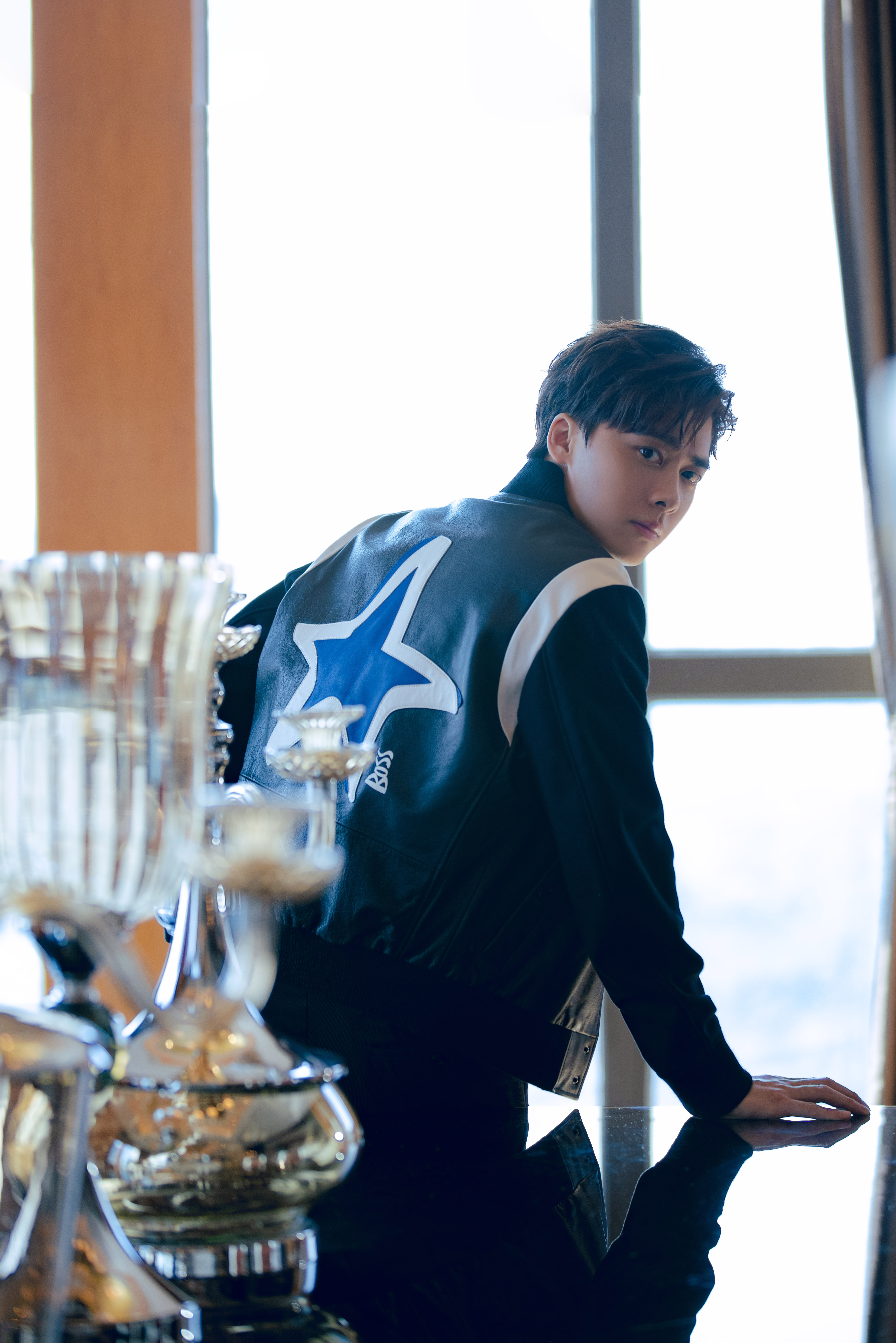 李易峰演繹BOSS x Justin Teodoro Holiday Capsule限量聯名假日系列服裝。（BOSS提供）