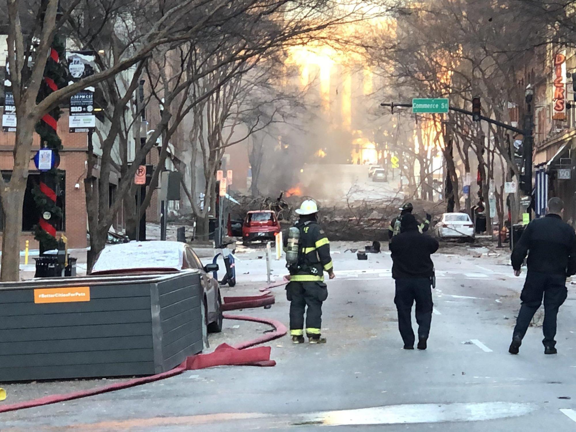 美國田納西州納許維爾市中心25日驚傳爆炸，造成3人輕傷。（翻攝自Nashville Fire Dept推特）