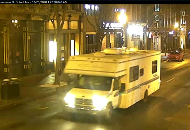 納許維爾警方稍早公布造成此次爆炸事件的肇事休旅車照片。(翻攝自Metro Nashville PD推特)
